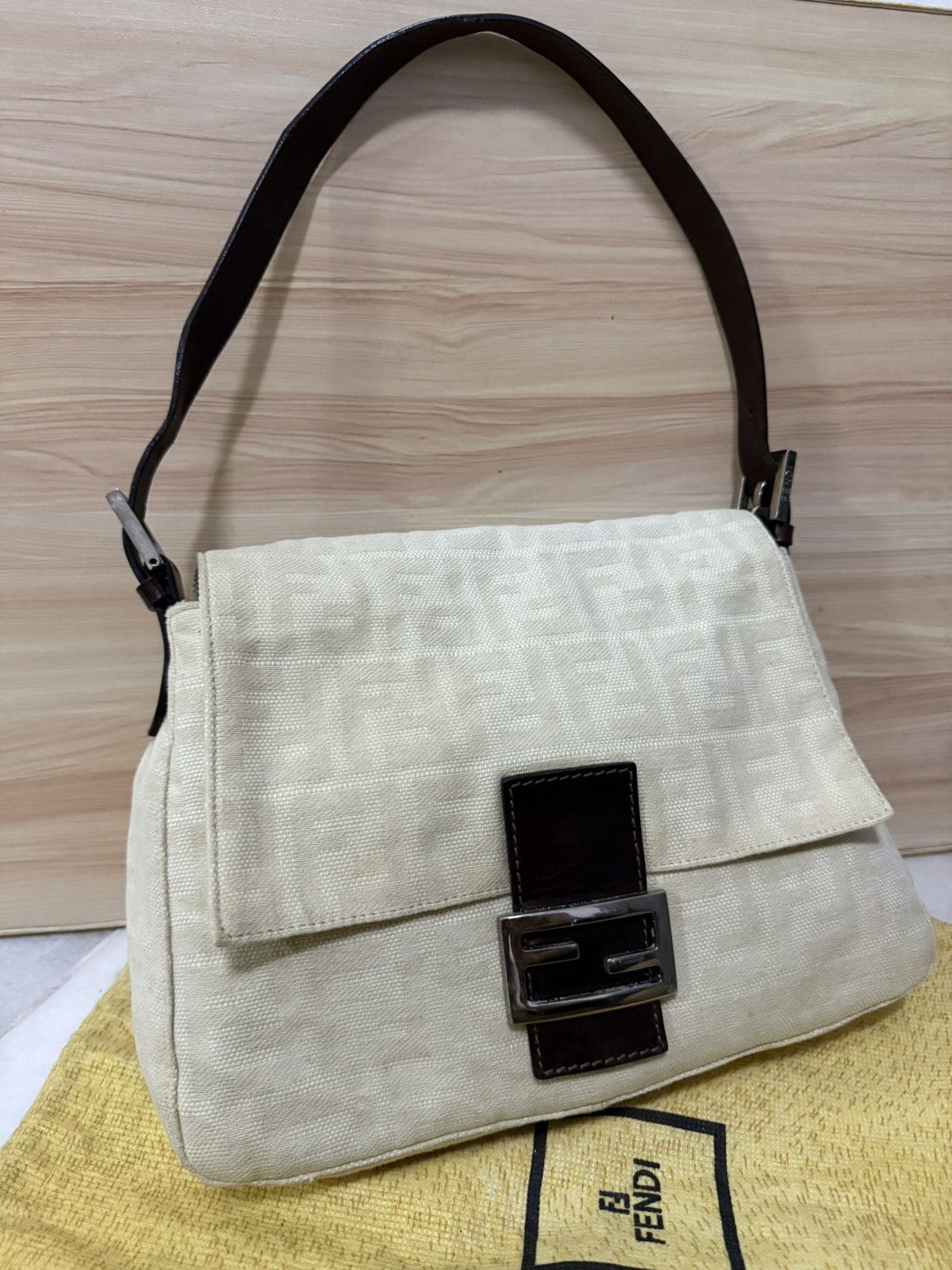 Fendi Fendi Zucca Canvas Mamma Baguette shoulder bag in a beige Size ONE SIZE - 4 Thumbnail