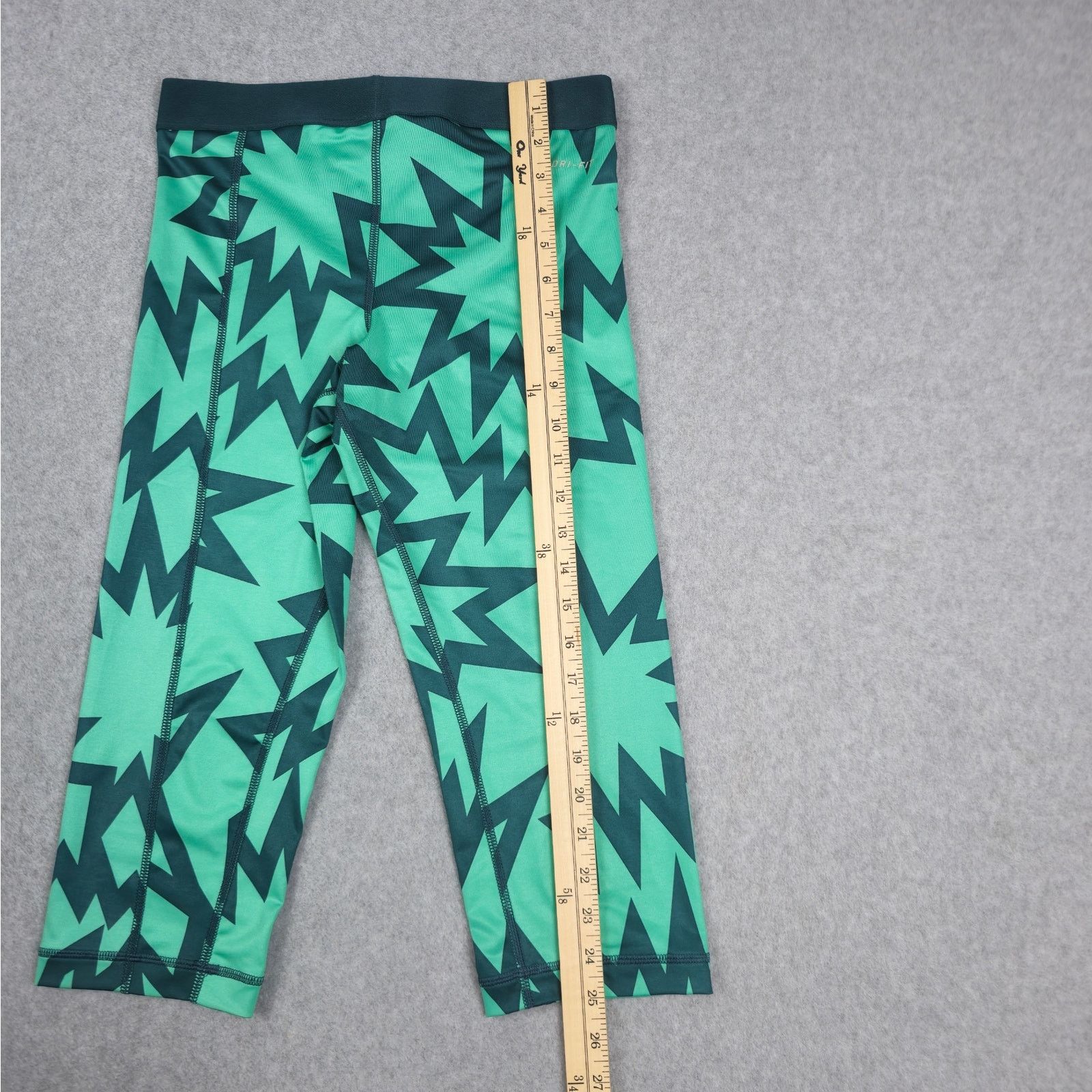 Nike NWT Nike Pro Small Green Graphic Print Capri Leggings Size 26" / US 2 / IT 38 - 14 Thumbnail