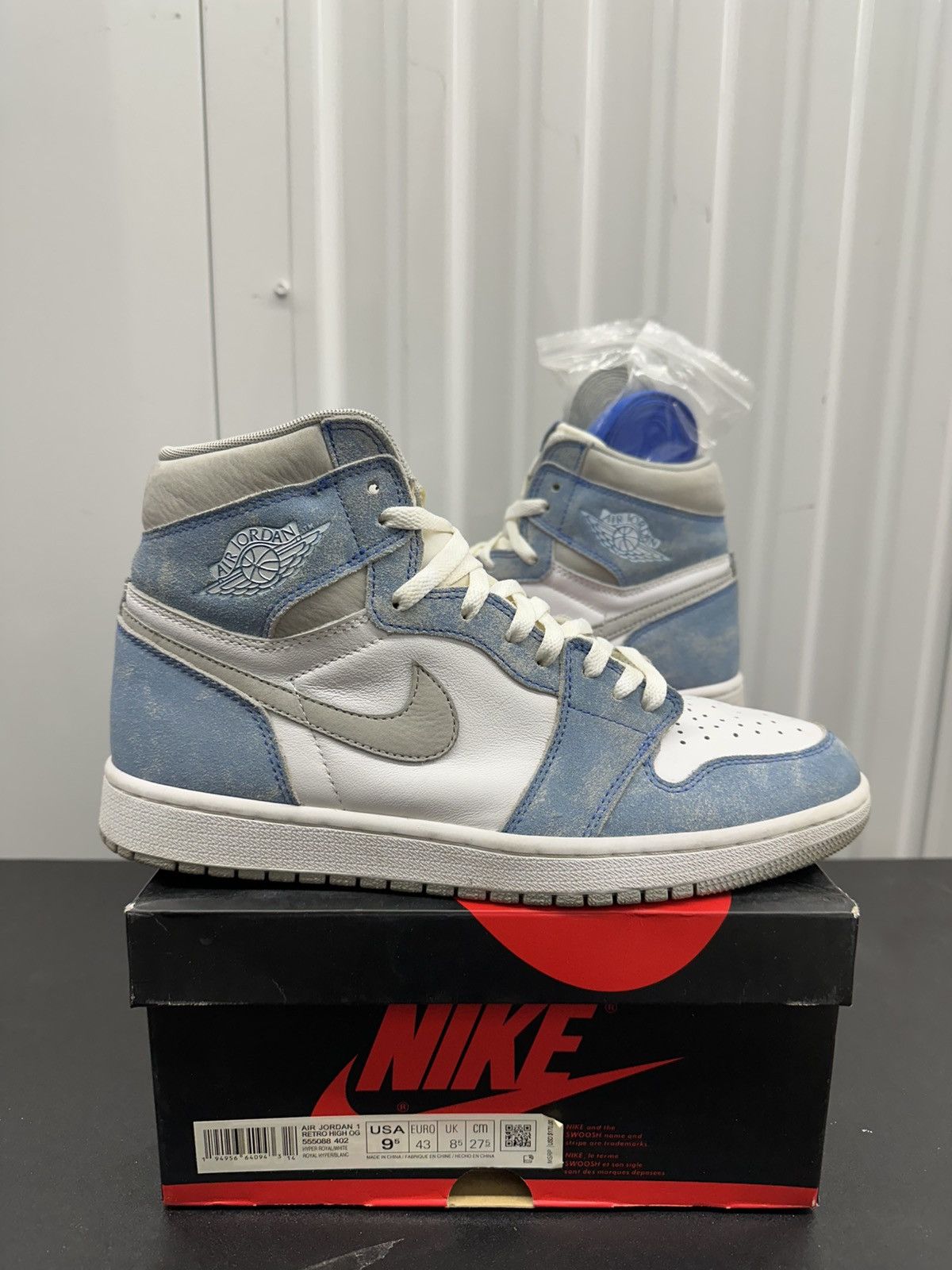 Jordan Brand Nike Air Jordan Retro 1 High Hyper Royal 555088402 Size 9.5 Size US 9.5 / EU 42-43 - 1 Thumbnail