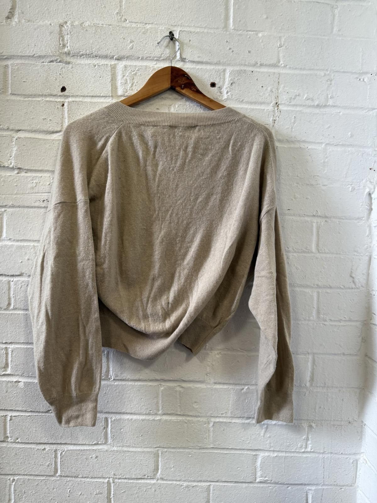 Zara Zara Beige V-Neck Sweater, Medium Size M / US 6-8 / IT 42-44 - 3 Thumbnail