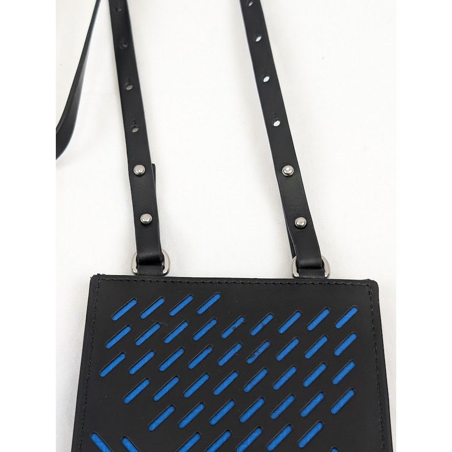 o1rshd1 Q:2 / Size: OS / Paper Calf Perforated Case in Nero