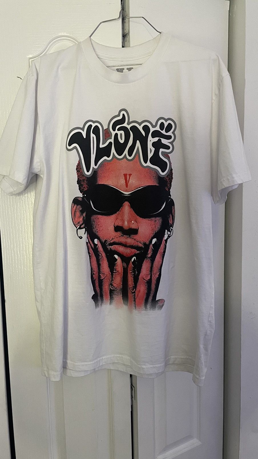 tシャツ A'GEM/9 × .kom「Dennis Rodman×VLONE/デニスロッドマン×ヴィーロン」Vlone Rodman Devil T VLONE（ヴィーロン）の「A'GEM/9 × .kom『Dennis Rodman×VLONE