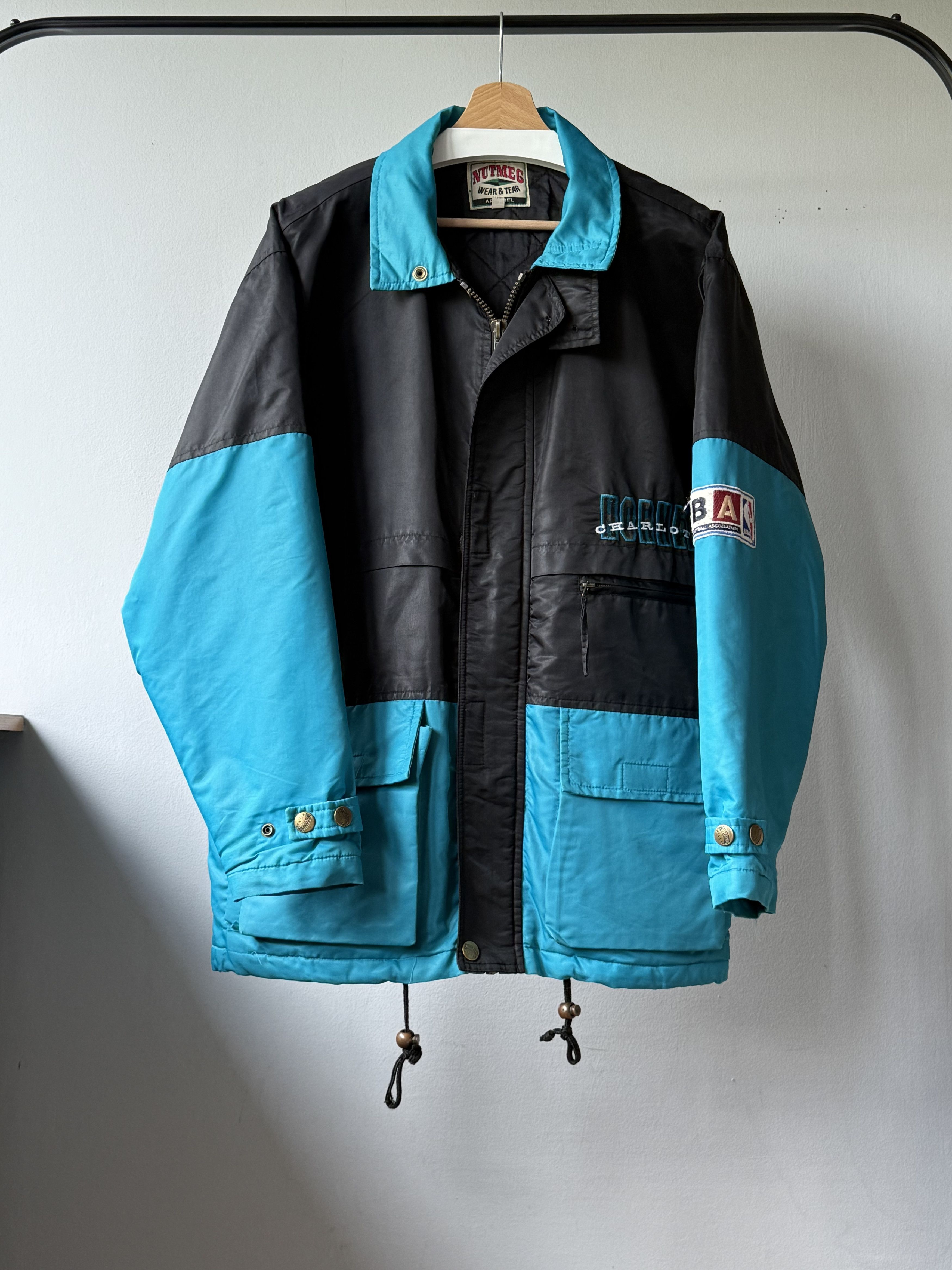 NBA × Nutmeg × Vintage Vintage Nutmeg Apparel Charlotte Hornets NBA Two Tone Jacket Size US M / EU 48-50 / 2 - 1 Thumbnail