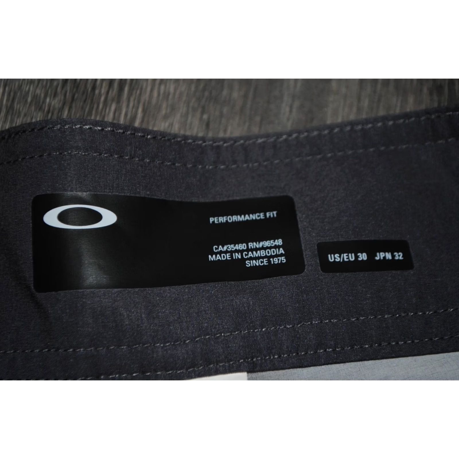 Oakley OAKLEY MIRAGE PALM 19 INCHES BOARD SWIM BEACH SHORTS GREY MEN 30 US/EU Size US 30 / EU 46 - 4 Thumbnail