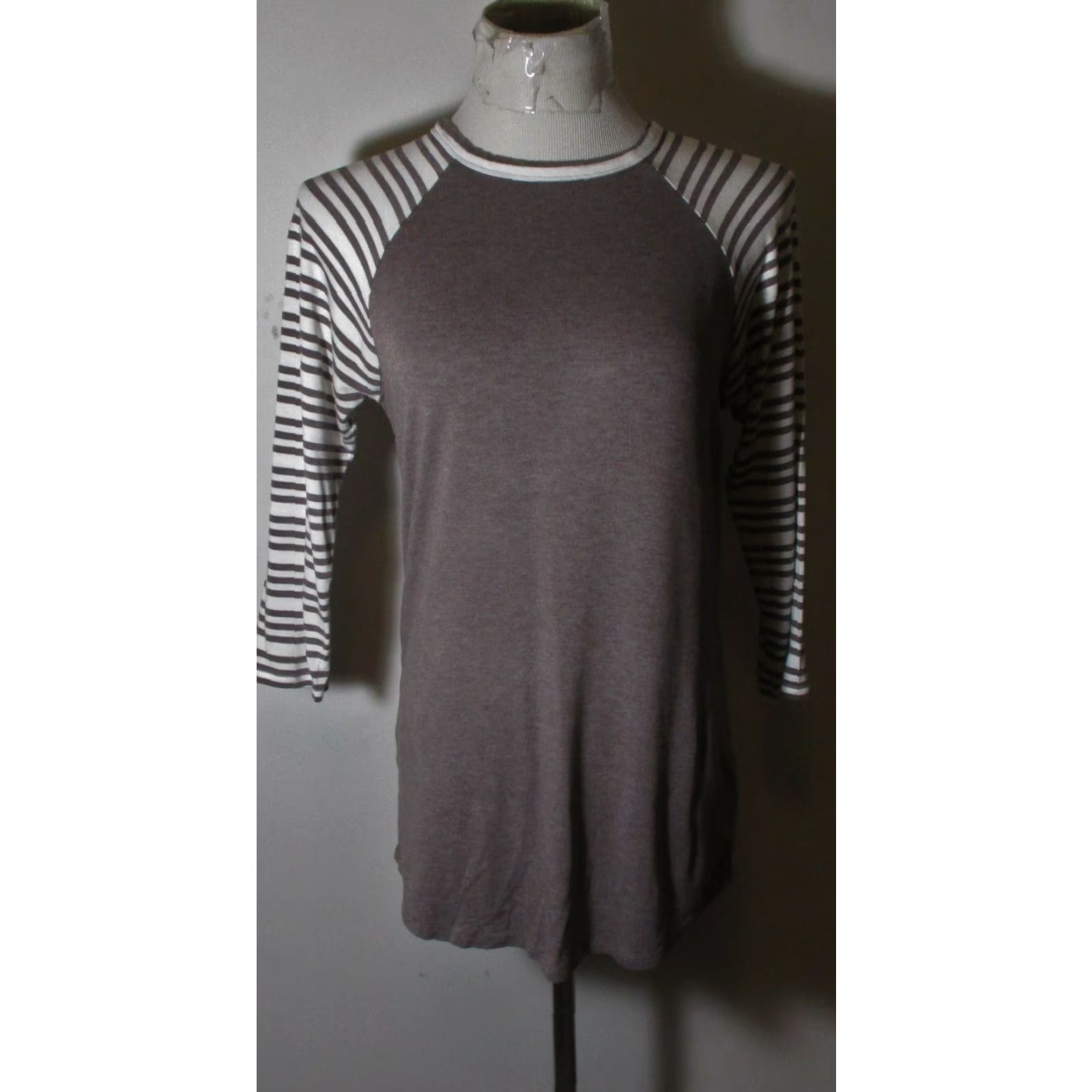 Vintage LULAROE Top Women Taupe Rayon Stretch 3/4 Sleeve Size S Size S / US 4 / IT 40 - 2 Thumbnail
