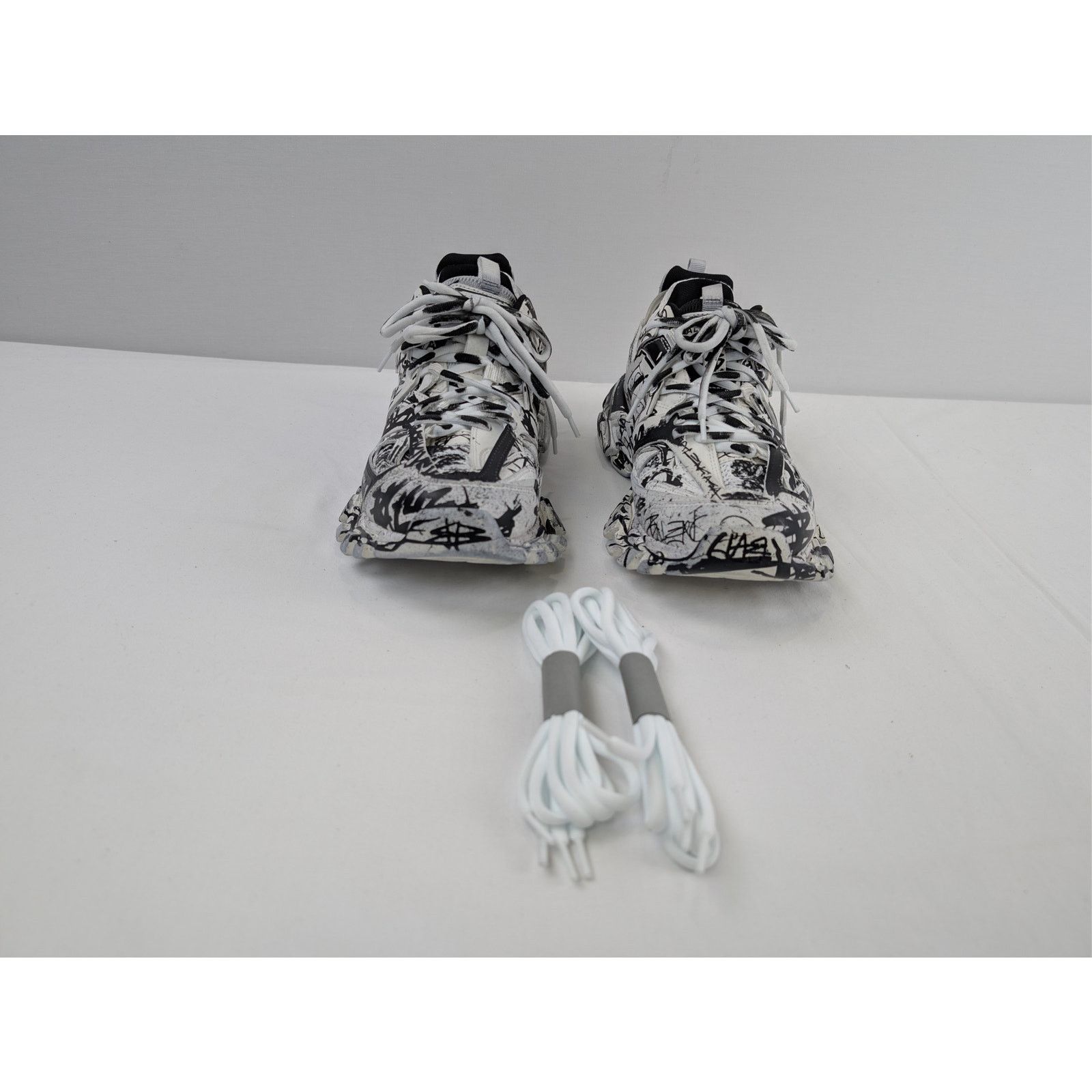 Balenciaga o1rshd1 Graffiti/Dirty/w Track Sneakers in White/Black Size US 7 / EU 40 - 6 Thumbnail