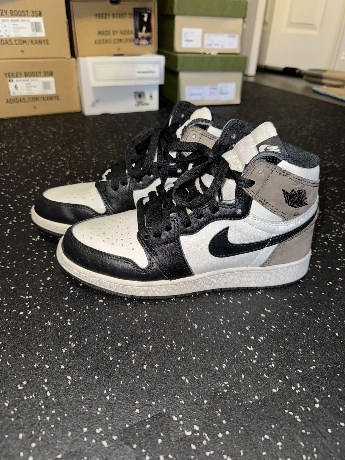 Jordan Brand × Nike Jordan 1 mocha pair of gently worn sneakers. Sz 5.5Y Size US 5.5 / EU 38 - 3 Thumbnail
