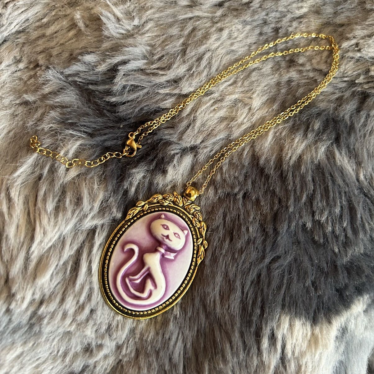 Handmade Handcrafted lilac sitting pretty kitty cat cameo necklace Size ONE SIZE - 6 Thumbnail