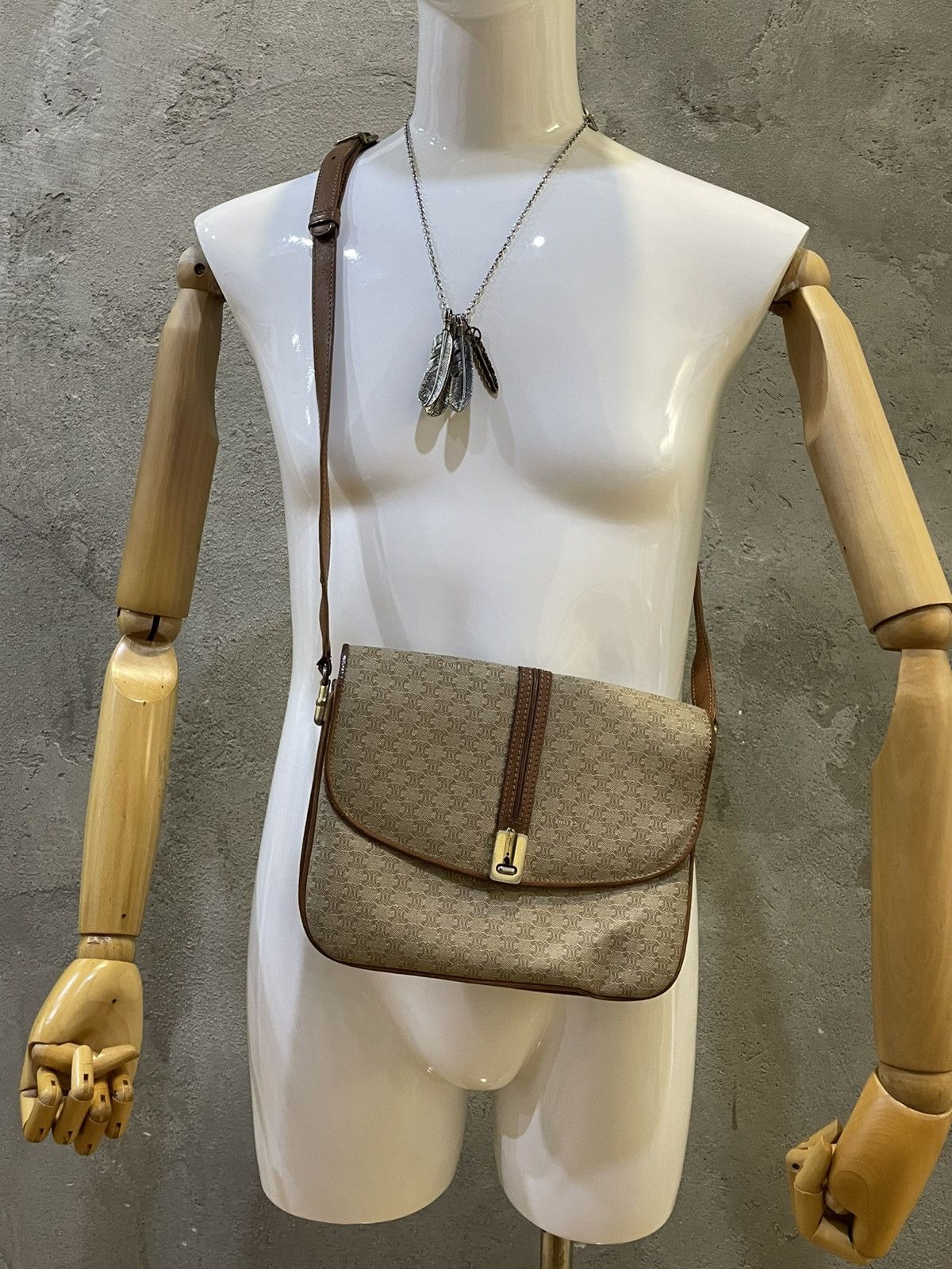 Celine Vintage Celine Macadam Blason Leather Shoulder Bag (M06) Size ONE SIZE - 3 Thumbnail