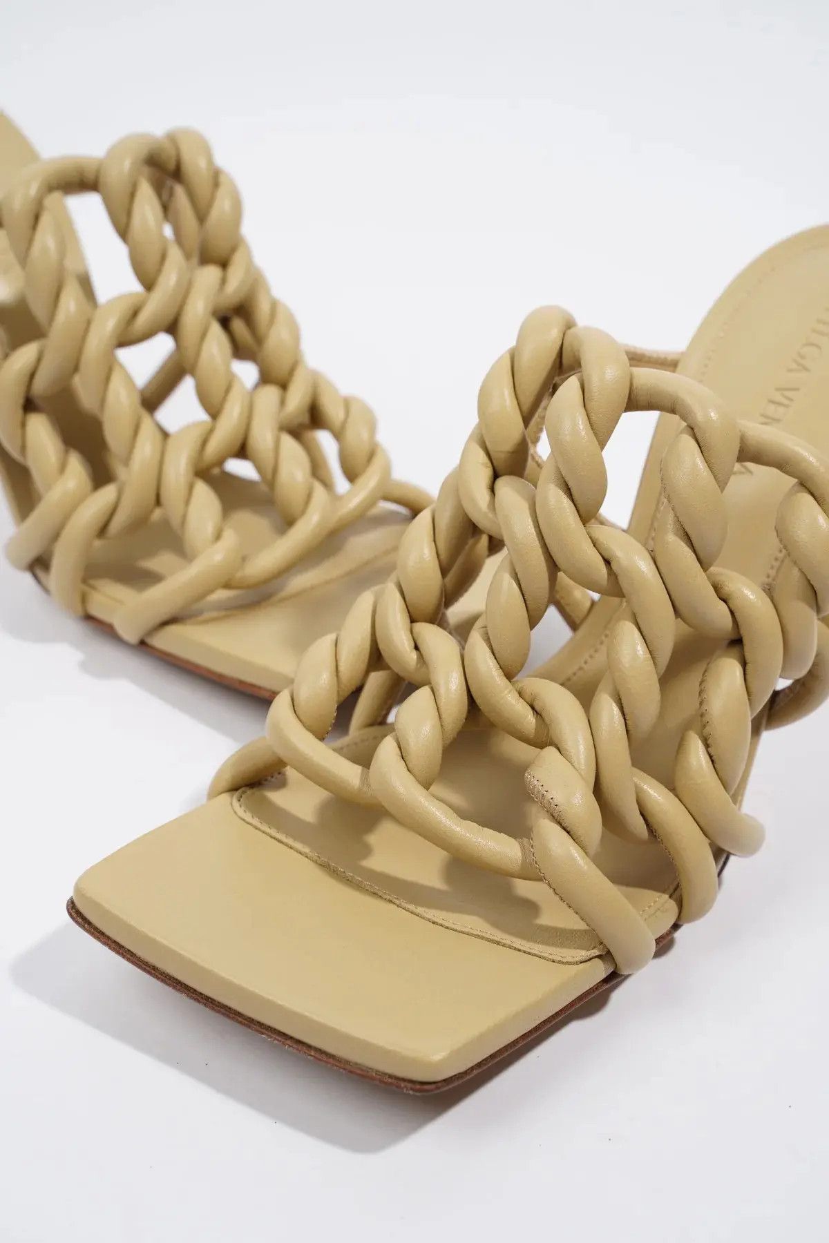 Bottega Veneta o1bcso1str0924 Stretch Twist Mules in Beige Size US 10.5 / IT 40.5 - 10 Thumbnail