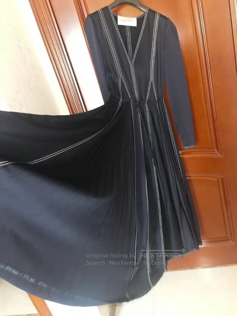Valentino Valentino Main line dress Size M / US 6-8 / IT 42-44 - 4 Thumbnail