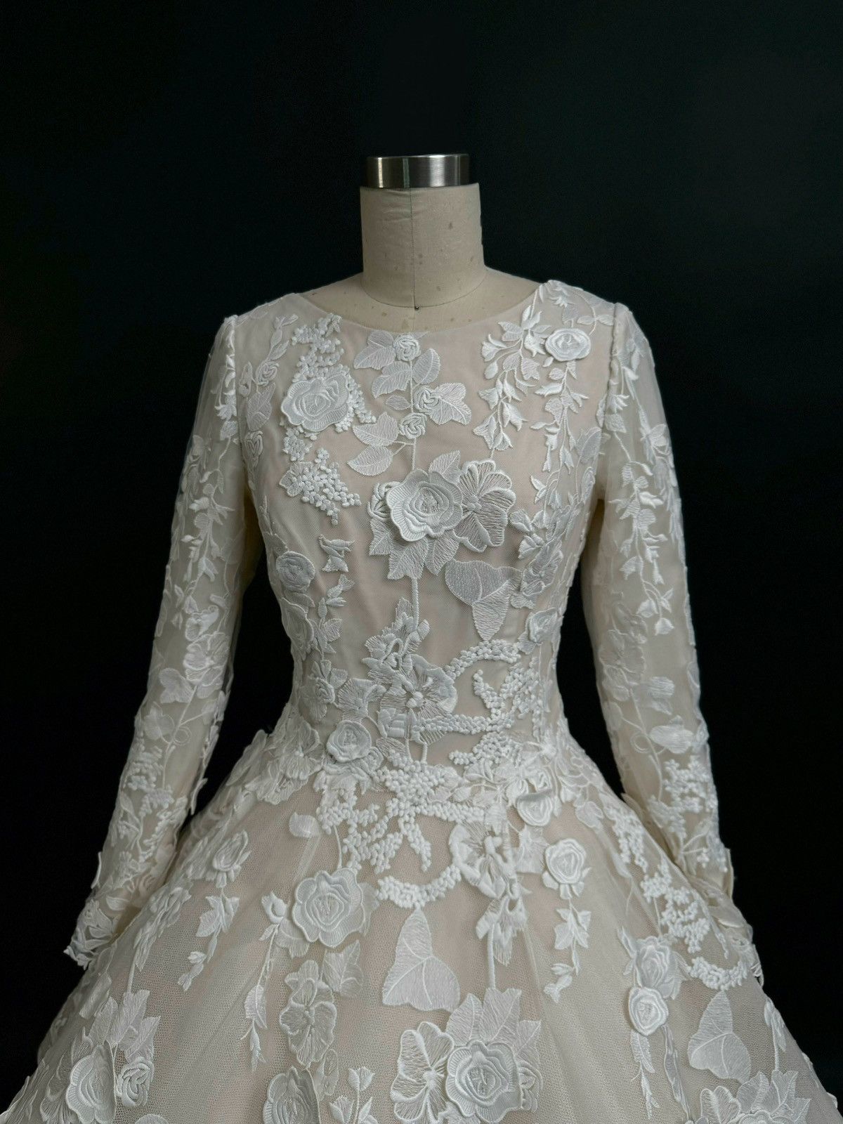 Other Preloved US 4 Anna Augusta 3D Embroidery Lace Wedding Dress Size S / US 4 / IT 40 - 3 Thumbnail