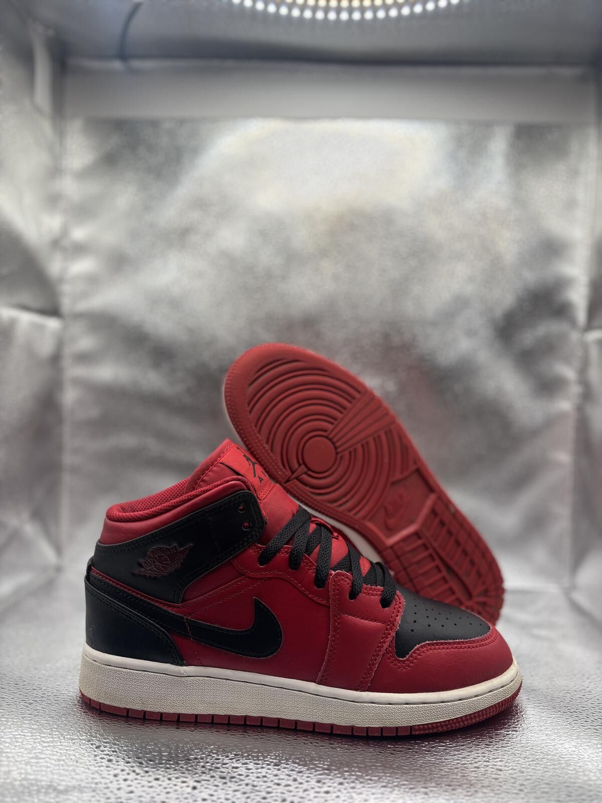Jordan Brand Air Jordan 1 mid reverse red 2021 GS Size US 6 / EU 39 - 1 Thumbnail