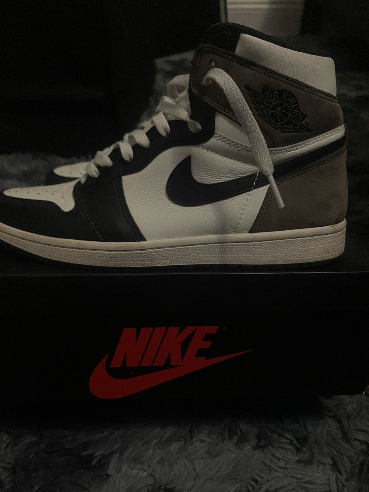 Jordan Brand Air Jordan 1 Retro High OG 'Dark Mocha' Size US 9.5 / EU 42-43 - 3 Thumbnail