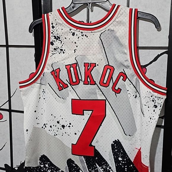 Mitchell & Ness Chicago Bulls Throwback Jersey Tony Kukoc Medium NWT Size US M / EU 48-50 / 2 - 9 Thumbnail