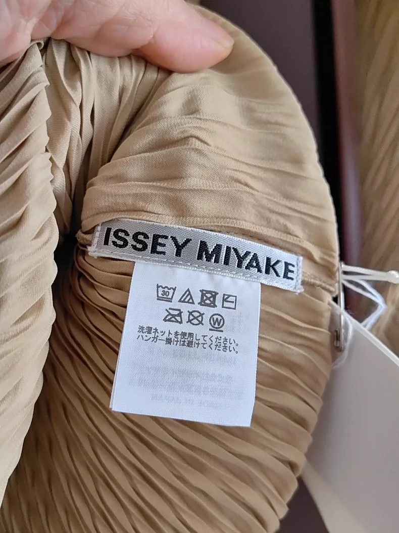 Issey Miyake Issey Miyake size:2 Moonlight gold fish-scale top Size XS / US 0-2 / IT 36-38 - 4 Thumbnail