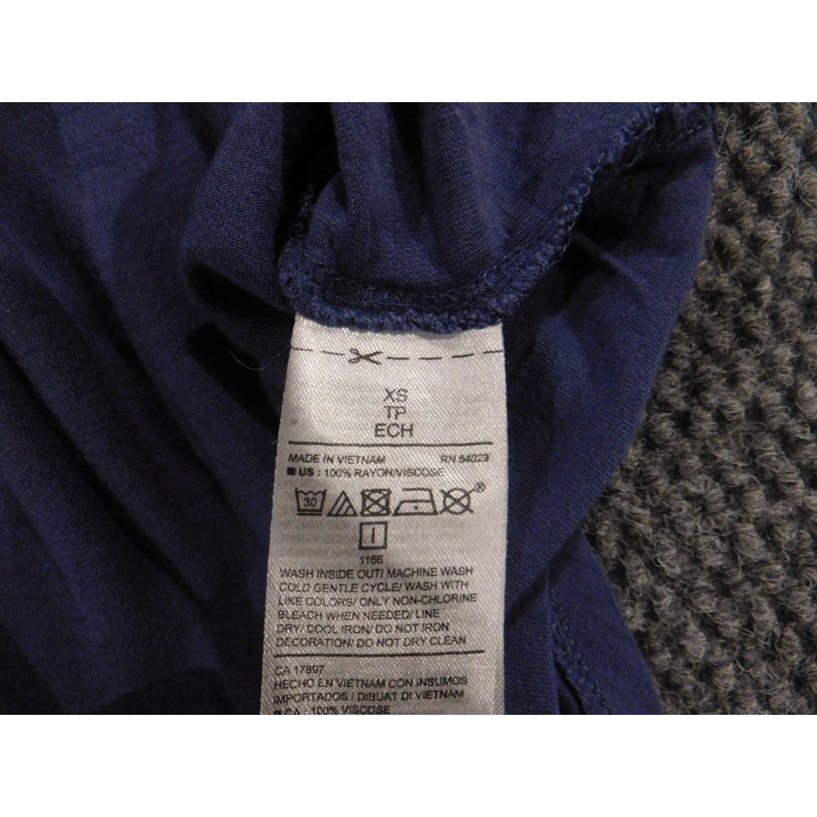 Old Navy Old Navy Womens T-Shirt XS Blue Pullover Crew Neck Short Sleeve Stretch Comfort Casual Love Button Cotton Size XS / US 0-2 / IT 36-38 - 6 Thumbnail