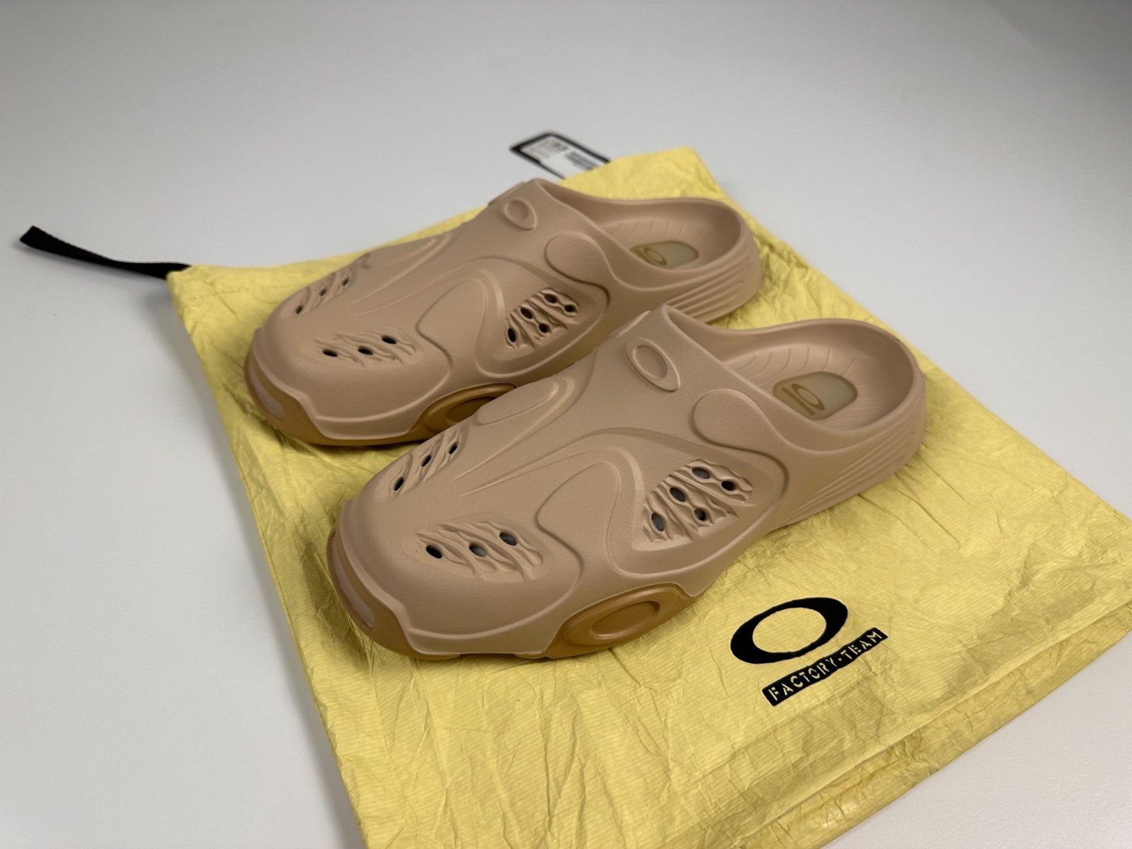 Oakley Oakley Factory Team x Brain Dead Paguro slide Beige US9.5 Size US 9.5 / EU 42-43 - 1 Thumbnail