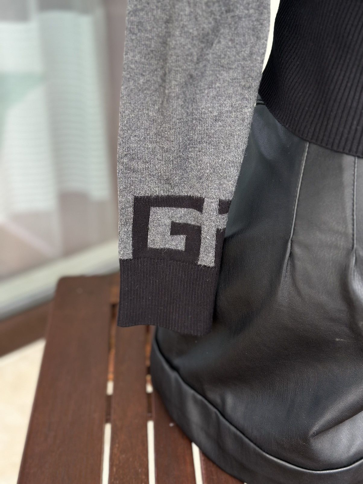 Givenchy Givenchy Rhinestone Logo Knit Crop Sweater - Size M Size M / US 6-8 / IT 42-44 - 5 Thumbnail