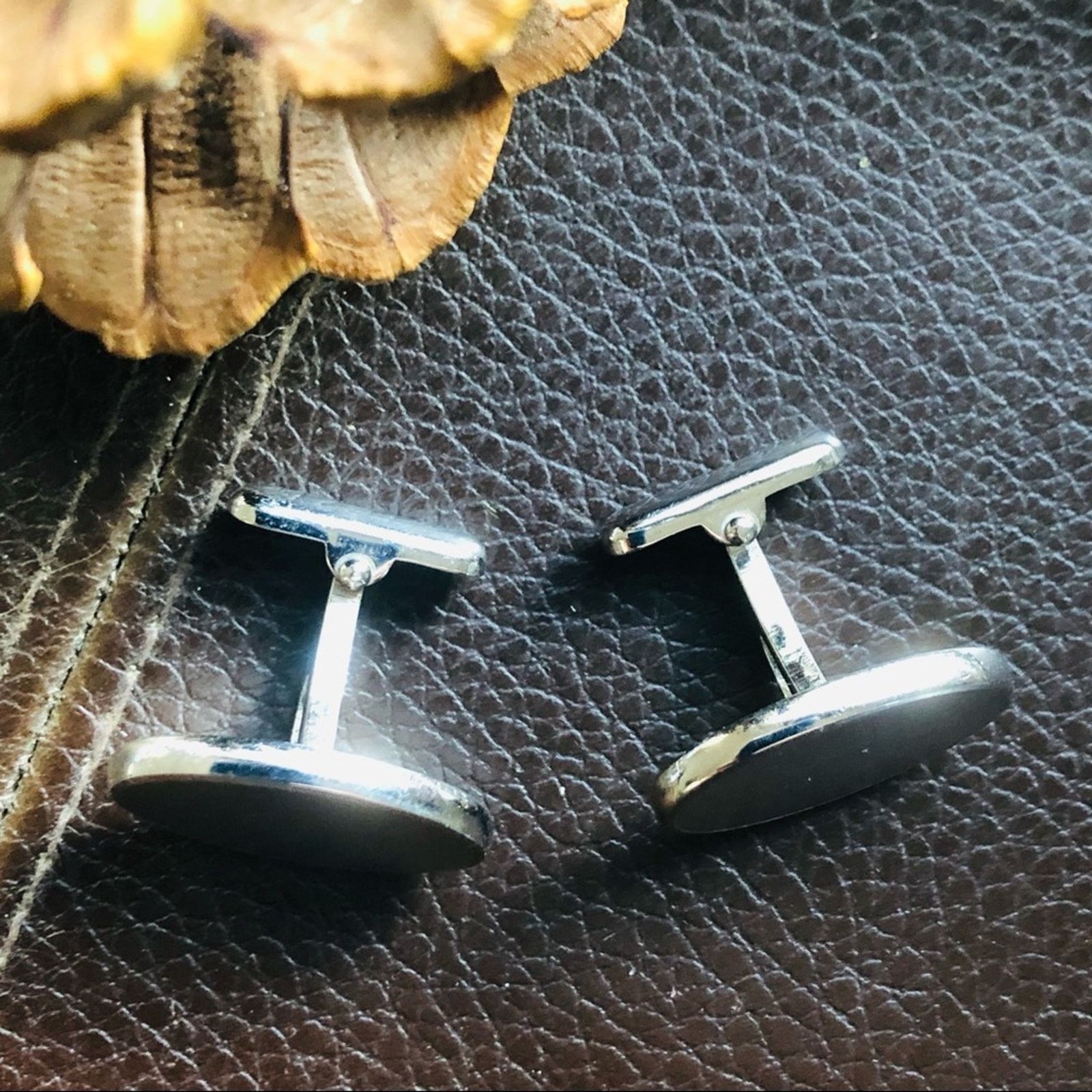 Vintage Vintage men’s oval silver tilted style cuff links Size ONE SIZE - 3 Thumbnail