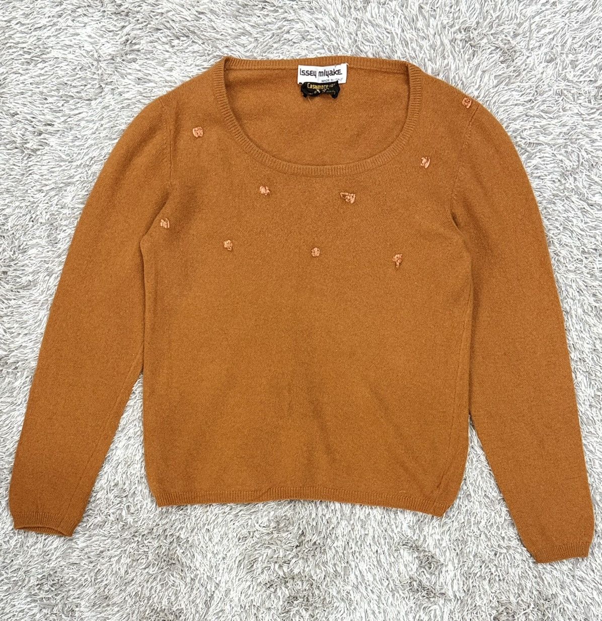 Issey Miyake ISSEY MIYAKE FLORAL APPLIQUÉS CROP CASHMERE SWEATER Size XXS / US 00 / IT 34 - 1 Thumbnail