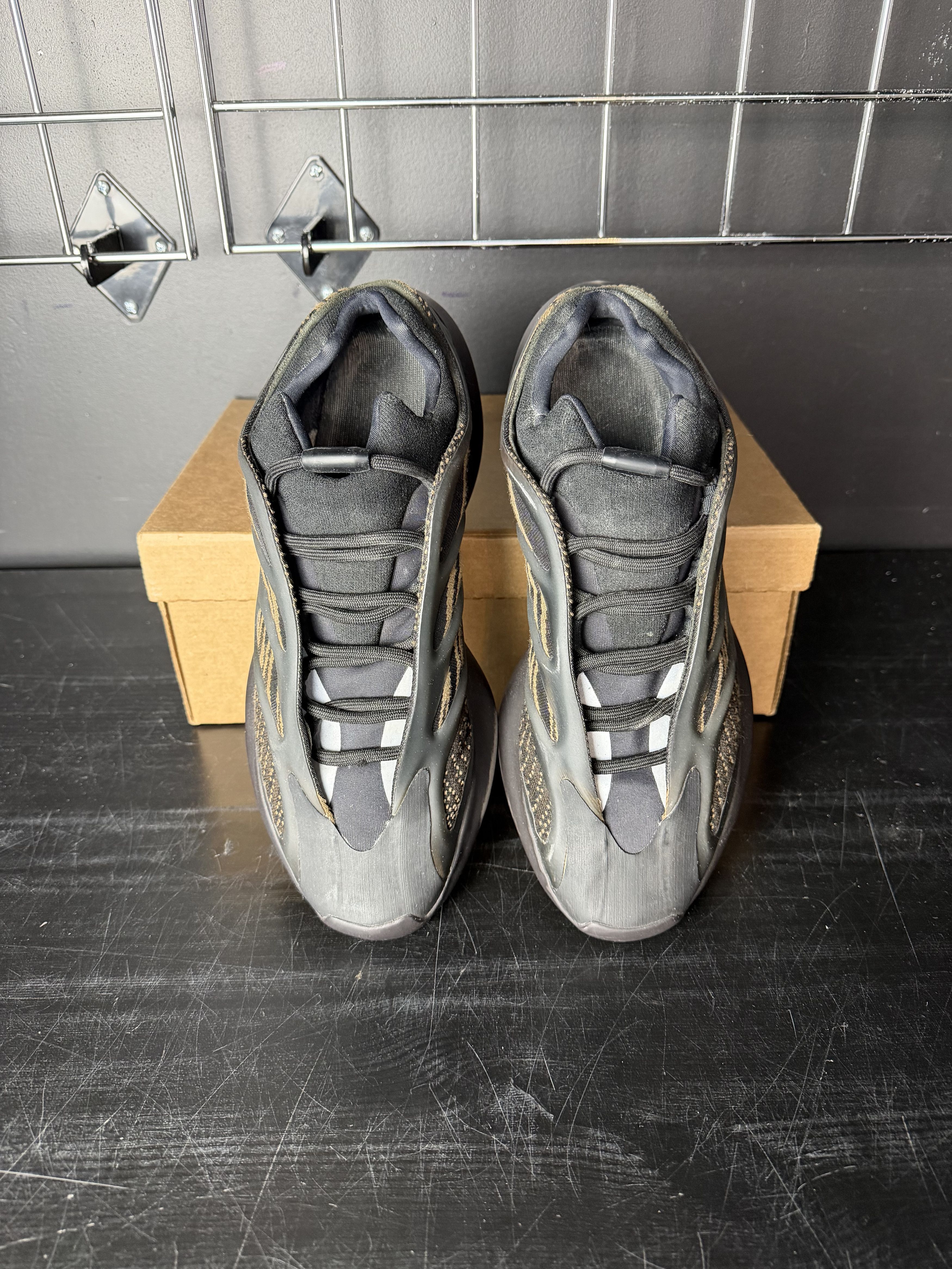 Adidas adidas Yeezy 700 V3 "Clay Brown" **PRE-OWNED** REP. BOX Size US 10.5 / EU 43-44 - 5 Thumbnail