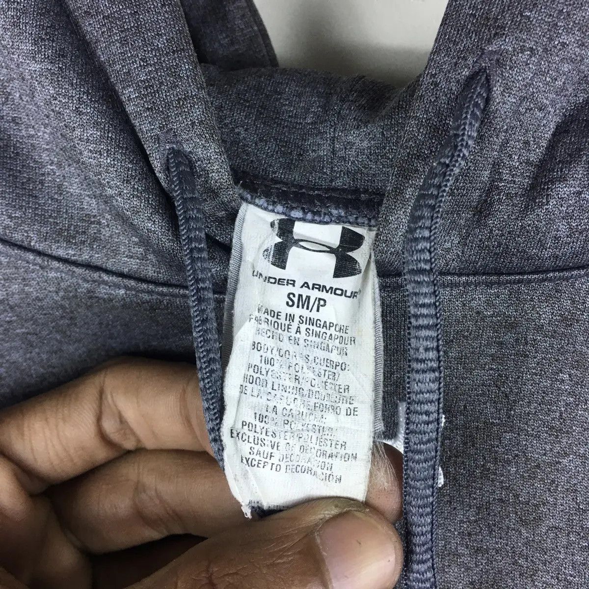 Under Armour Vtg UNDER ARMOUR Center Logo Hoodie Jersey Football Rugby Size US L / EU 52-54 / 3 - 2 Thumbnail