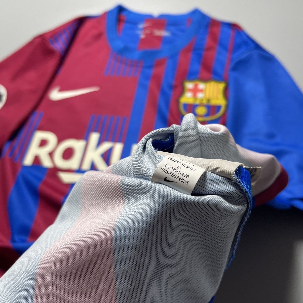 Nike BARCELONA NIKE 2021/2022 FOOTBALL HOME JERSEY #19 AGUERO Size US M / EU 48-50 / 2 - 13 Thumbnail