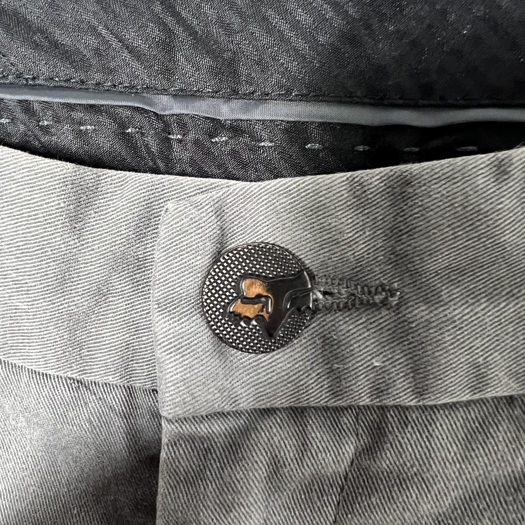 Fox Racing Fox Men’s Shorts Casual 28 Gray 8” Inseam Flat Front Polyester Cotton Chino Pockets Belt Loops Logo Regular Size US 28 / EU 44 - 2 Thumbnail