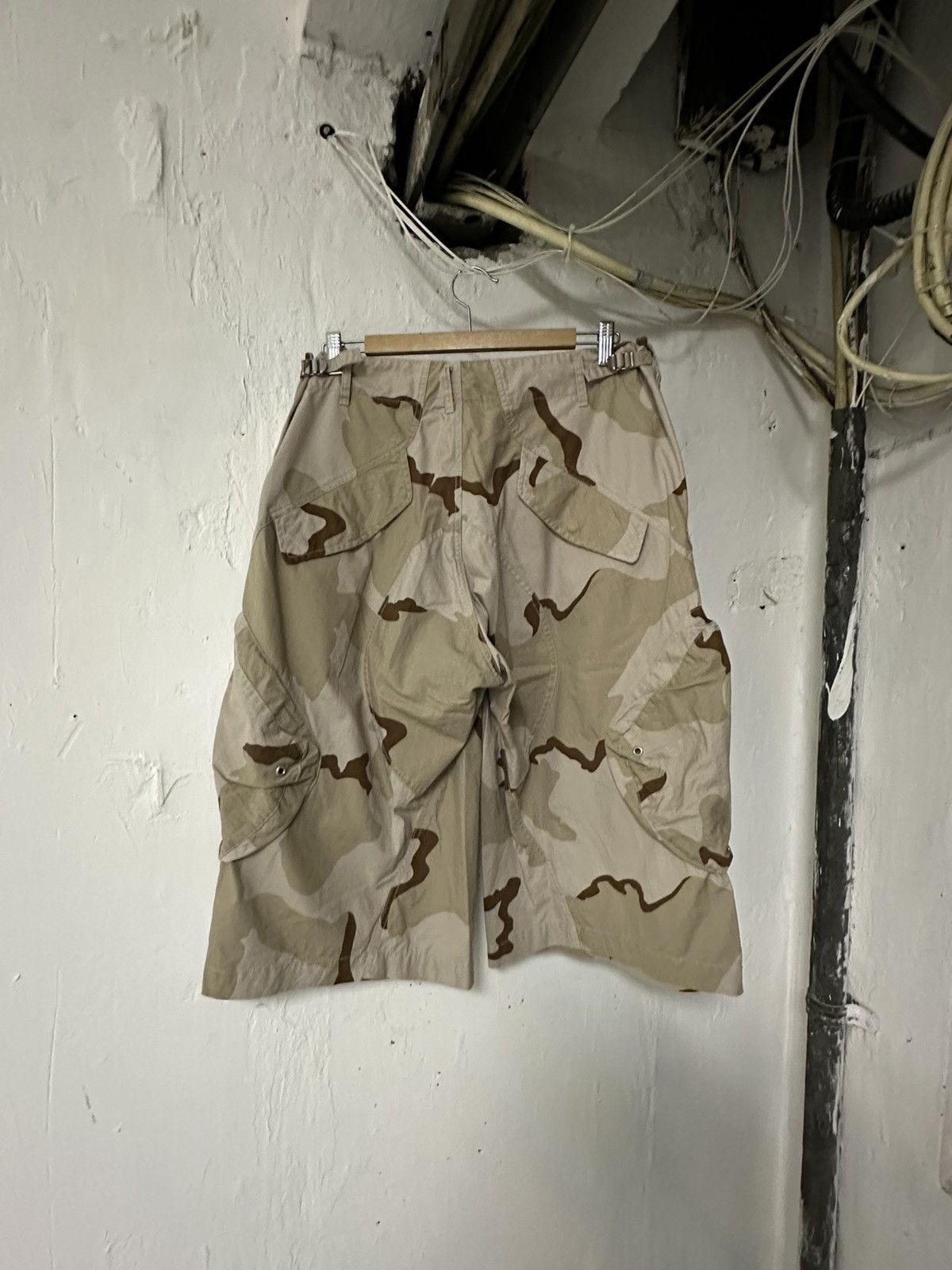 Japanese Brand Nvrfrgt 3D twisted cargo shorts in desert camouflage Size US 33 - 3 Thumbnail