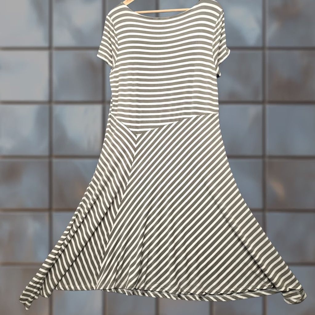 Vintage Chicos Dress Green White Striped Asymmetrical Hem Dress Women L Regular Midi Stretch, 2 US, Fit & Flare, Womens Size L / US 10 / IT 46 - 1 Thumbnail