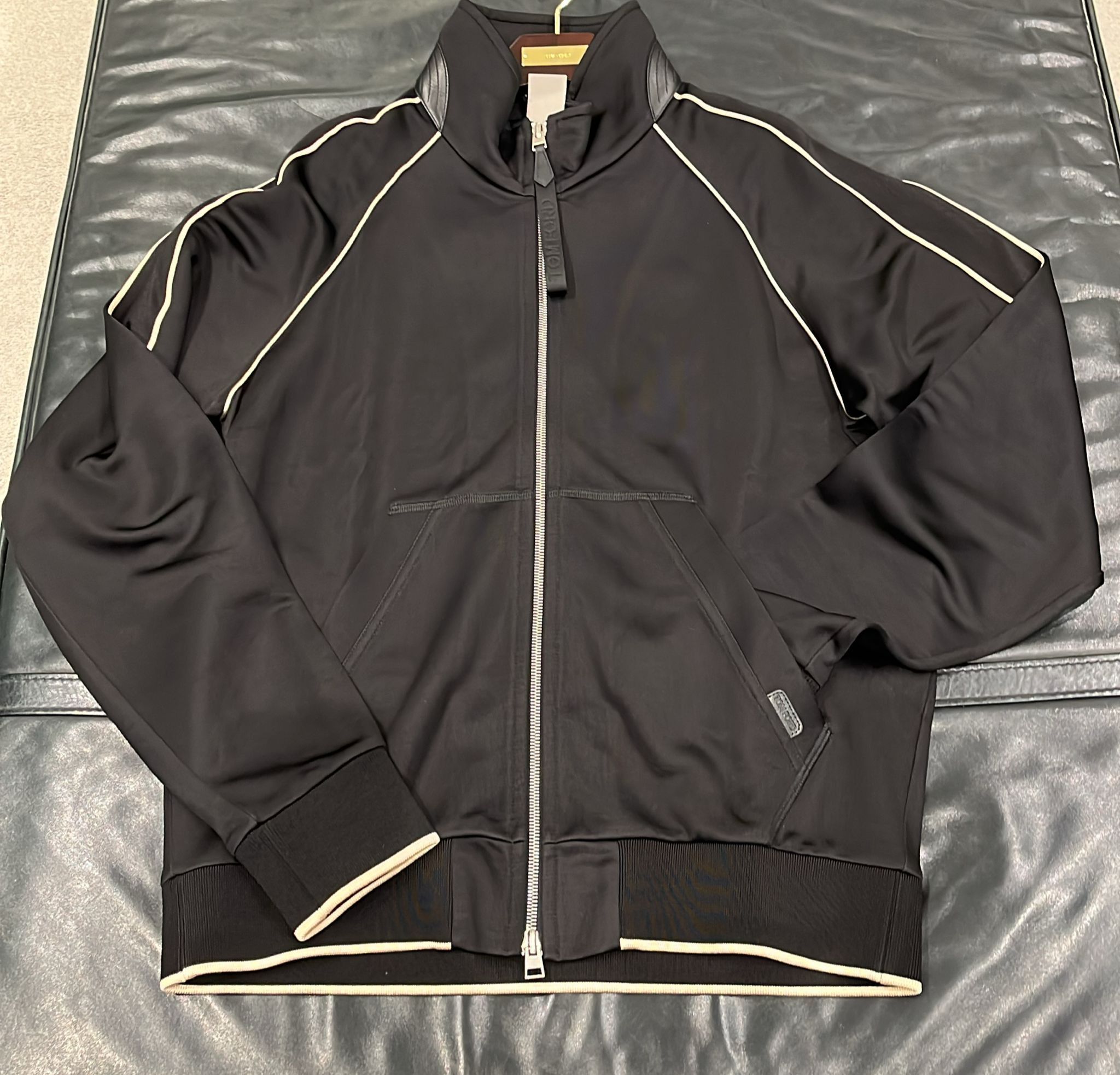 o1loc1c1225 JZL005 Cut & Sewn Jacket in Black