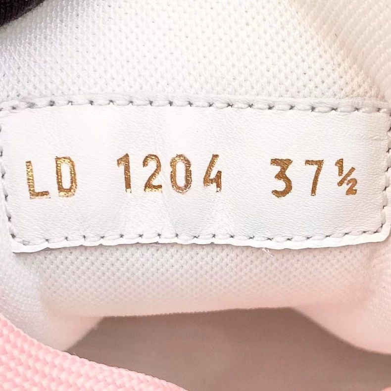 Louis Vuitton Louis Vuitton 24 oz Embossed Printed Trainer Pink and Whit Size US 7 / IT 37 - 7 Thumbnail