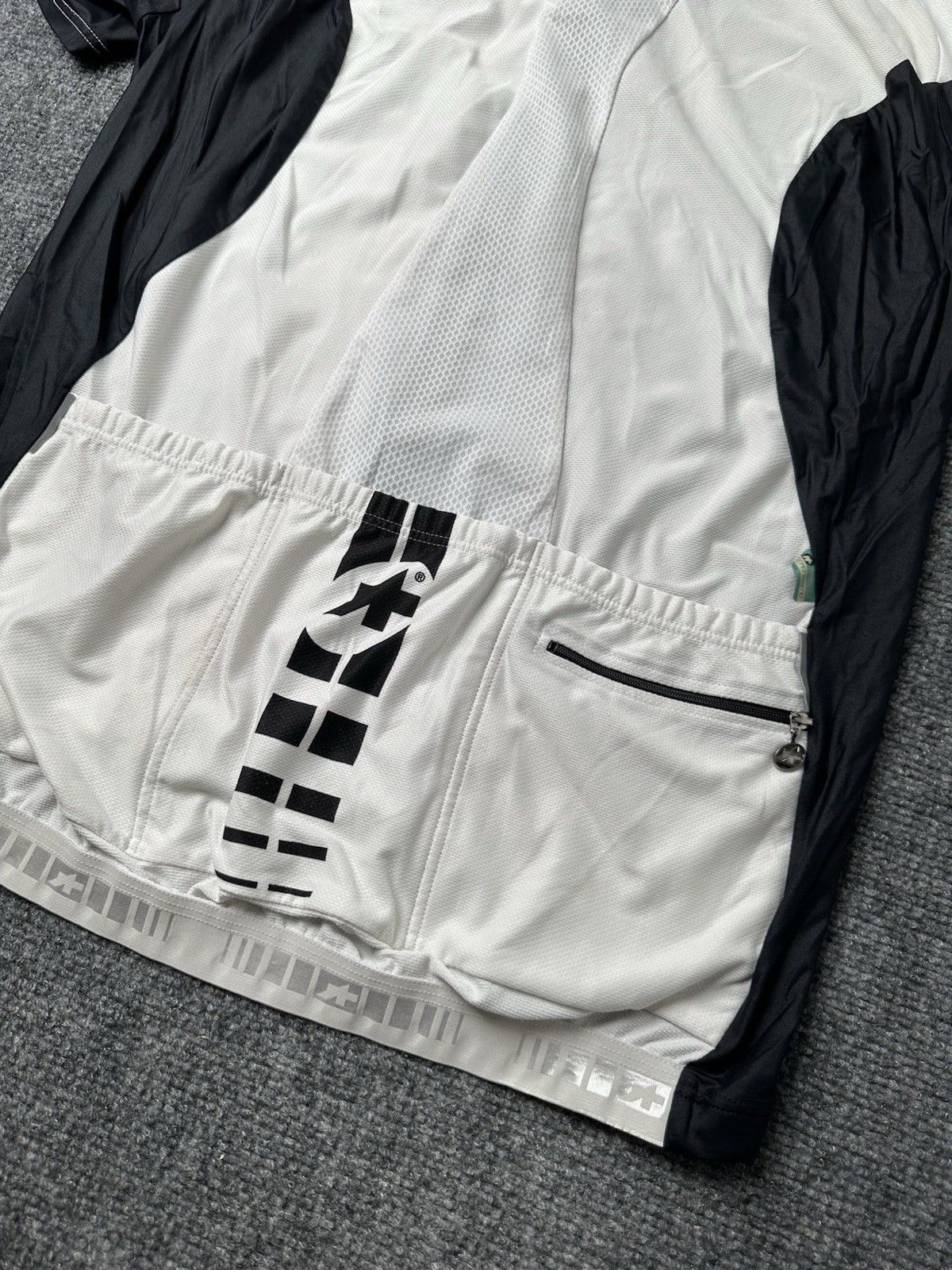 Other Mens Cycling Assos Mille Black White Zip Jersey, Size L Size US L / EU 52-54 / 3 - 4 Thumbnail