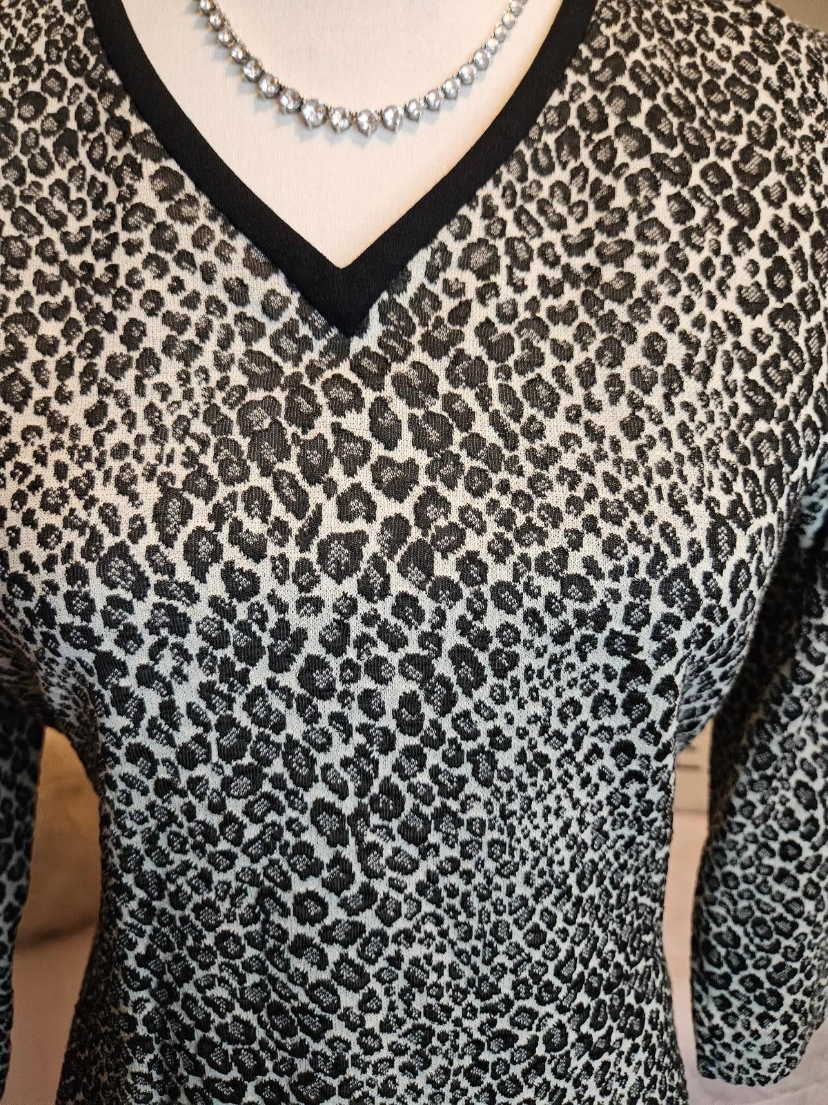 Designer Doncaster Leopard Print Dress with V-Neck Size M / US 6-8 / IT 42-44 - 4 Thumbnail