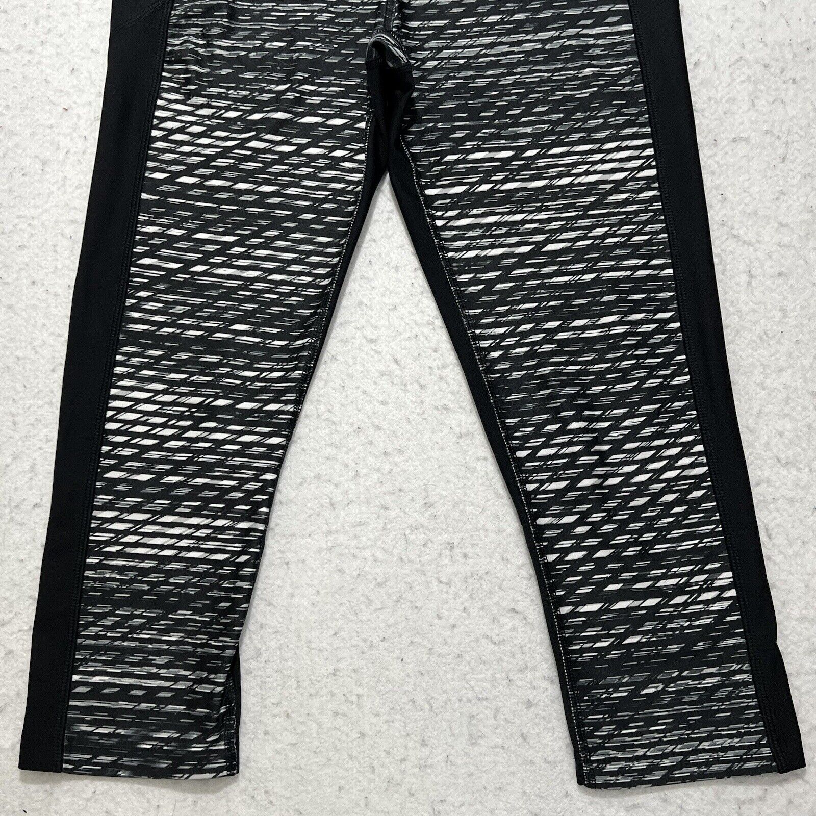 Under Armour Under Armour Capri Athletic Leggings Black + Gray Yoga Pants Size 30" / US 8 / IT 44 - 4 Thumbnail