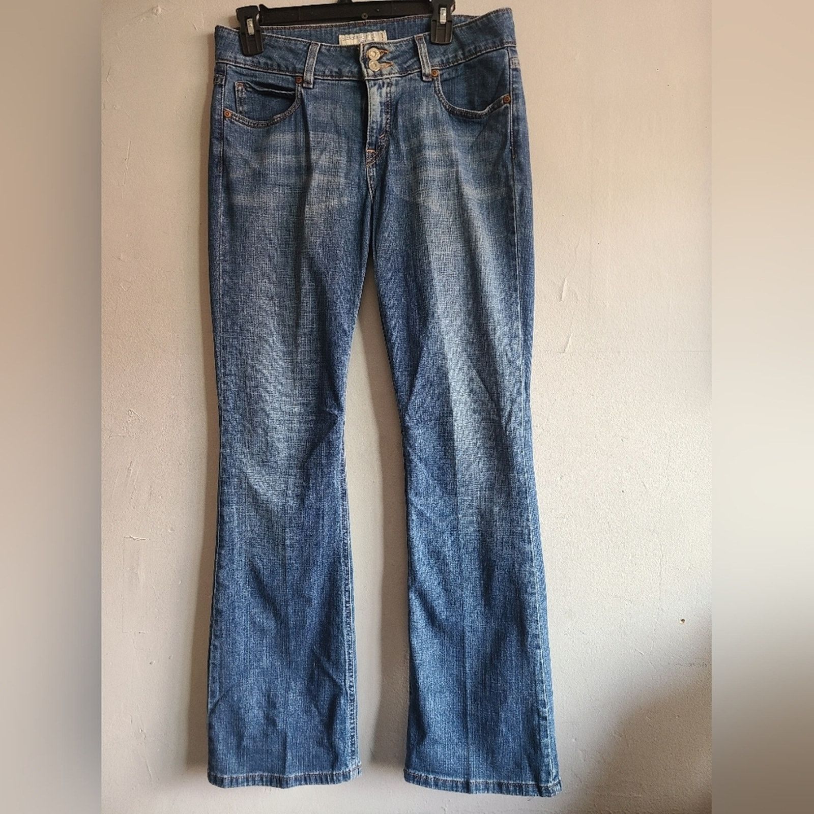 Levi's Women's 8 Levi's jeans slender boot cut 526 medium wash Size 30" / US 8 / IT 44 - 1 Thumbnail
