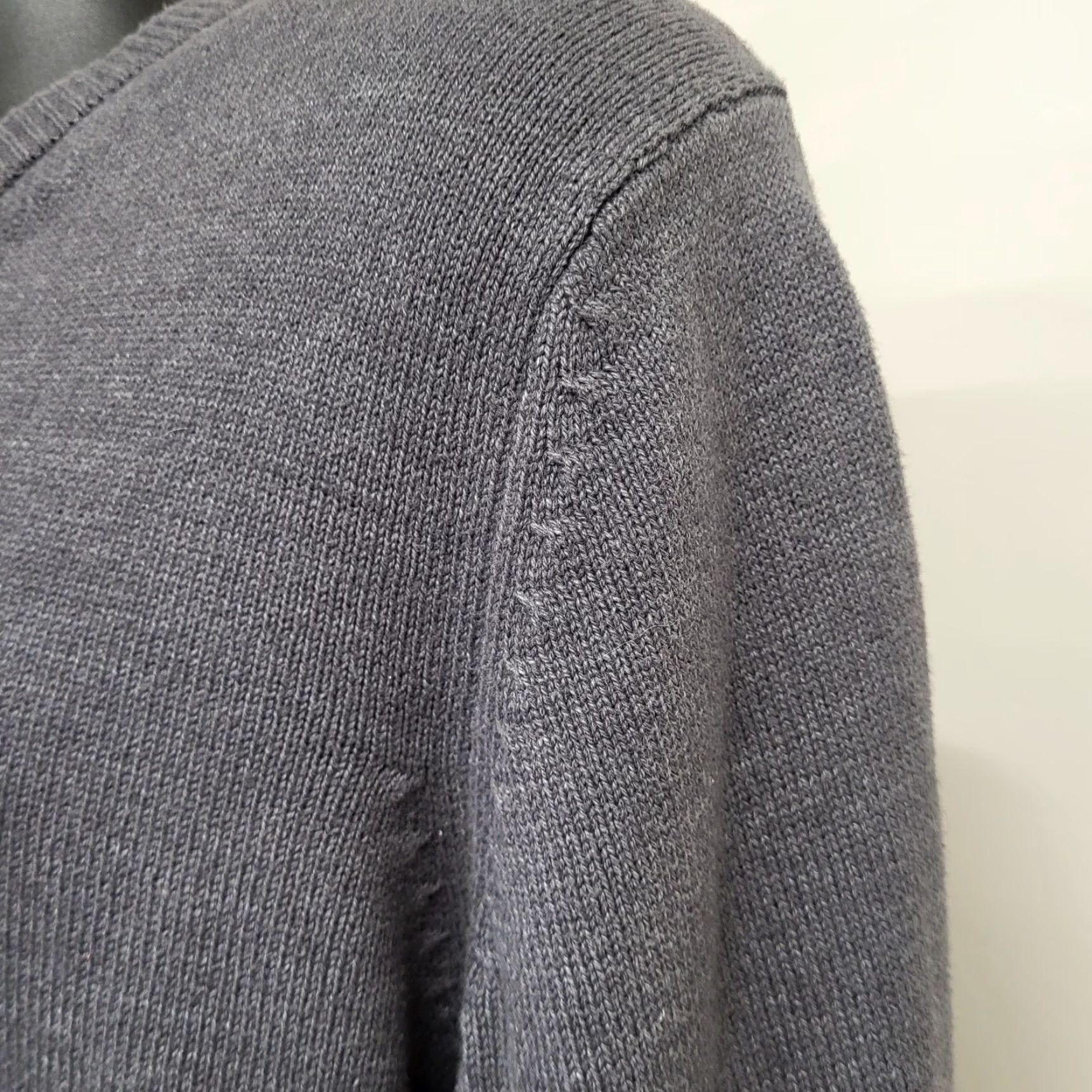 Izod IZOD Sweater Mens Size Large Charcoal Gray V-Neck Long Sleeve Preppy College Pullover Knitting Knit Embroidered Logo Gray Regular Fit Adult Mens Size US L / EU 52-54 / 3 - 6 Thumbnail
