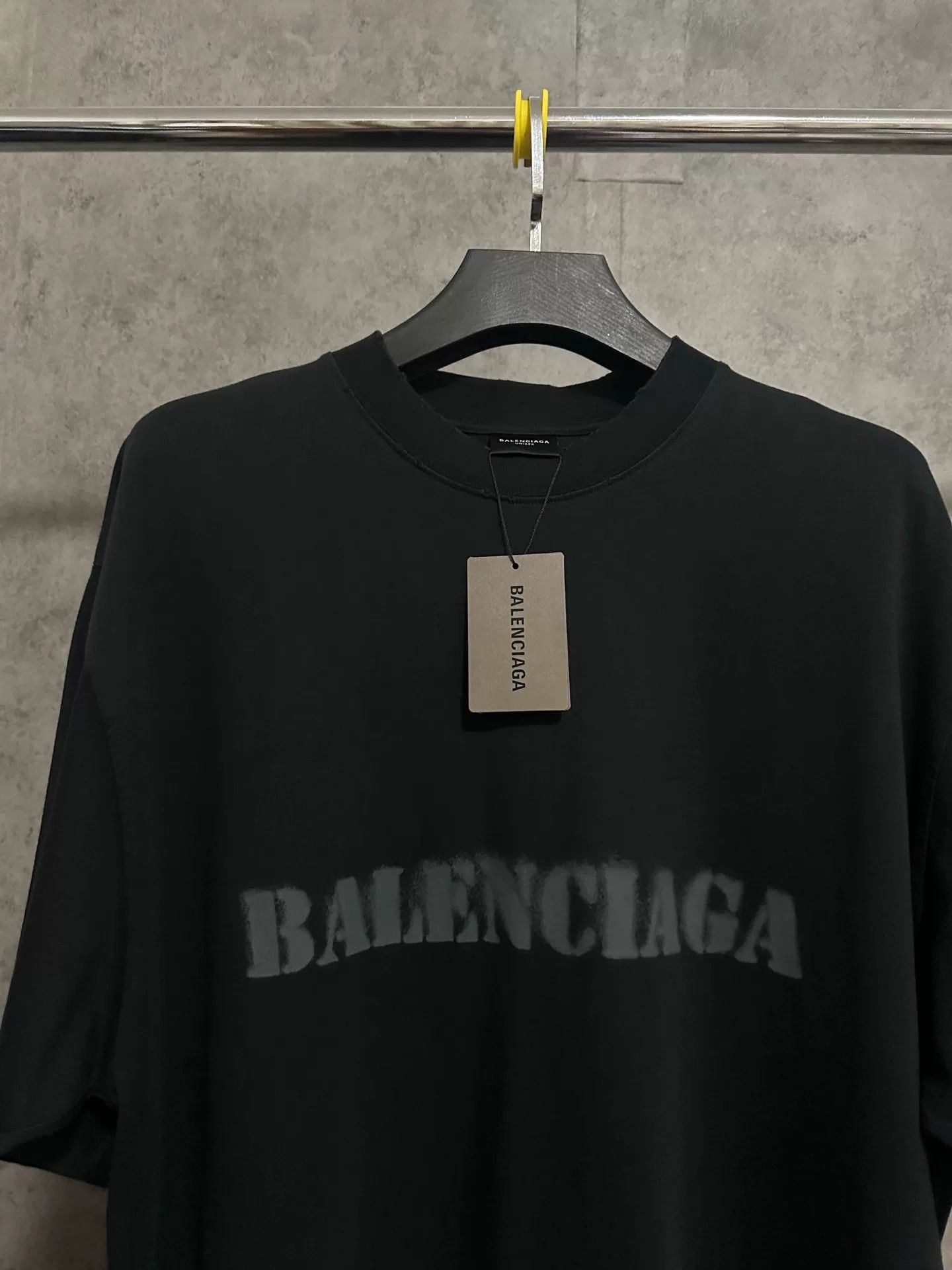 Balenciaga Balenciaga SS24 Blurred Lettering Logo T-shirt Size US XL / EU 56 / 4 - 2 Thumbnail
