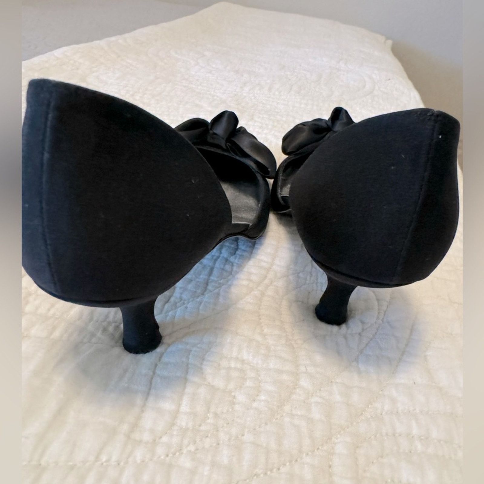 Stuart Weitzman Stuart Weitzman Vintage Loveknot Black Satin Pump 5.5 Size US 5.5 / IT 35.5 - 4 Thumbnail