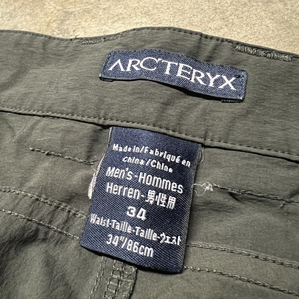 Arc'teryx × Vintage Vintage Arc’Teryx Asymmetrical Pocket Outdoor Shorts Size US 34 / EU 50 - 7 Thumbnail