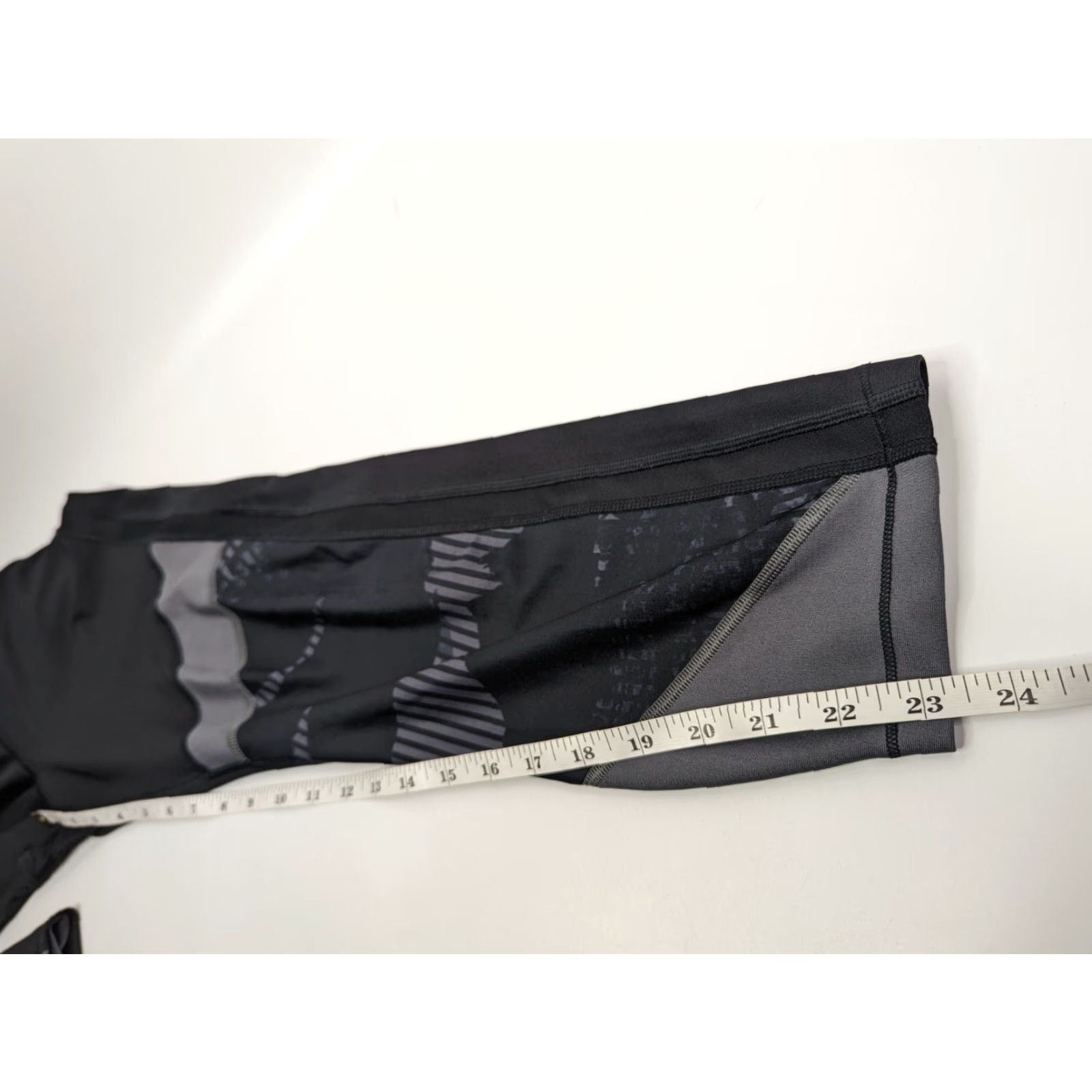 Under Armour VINTAGE? No, it's not vintage. Under Armour Heat Gear Compression Running Leggings XL Black Grey Pattern Women Leggings Size 40" / US 18 - 6 Thumbnail