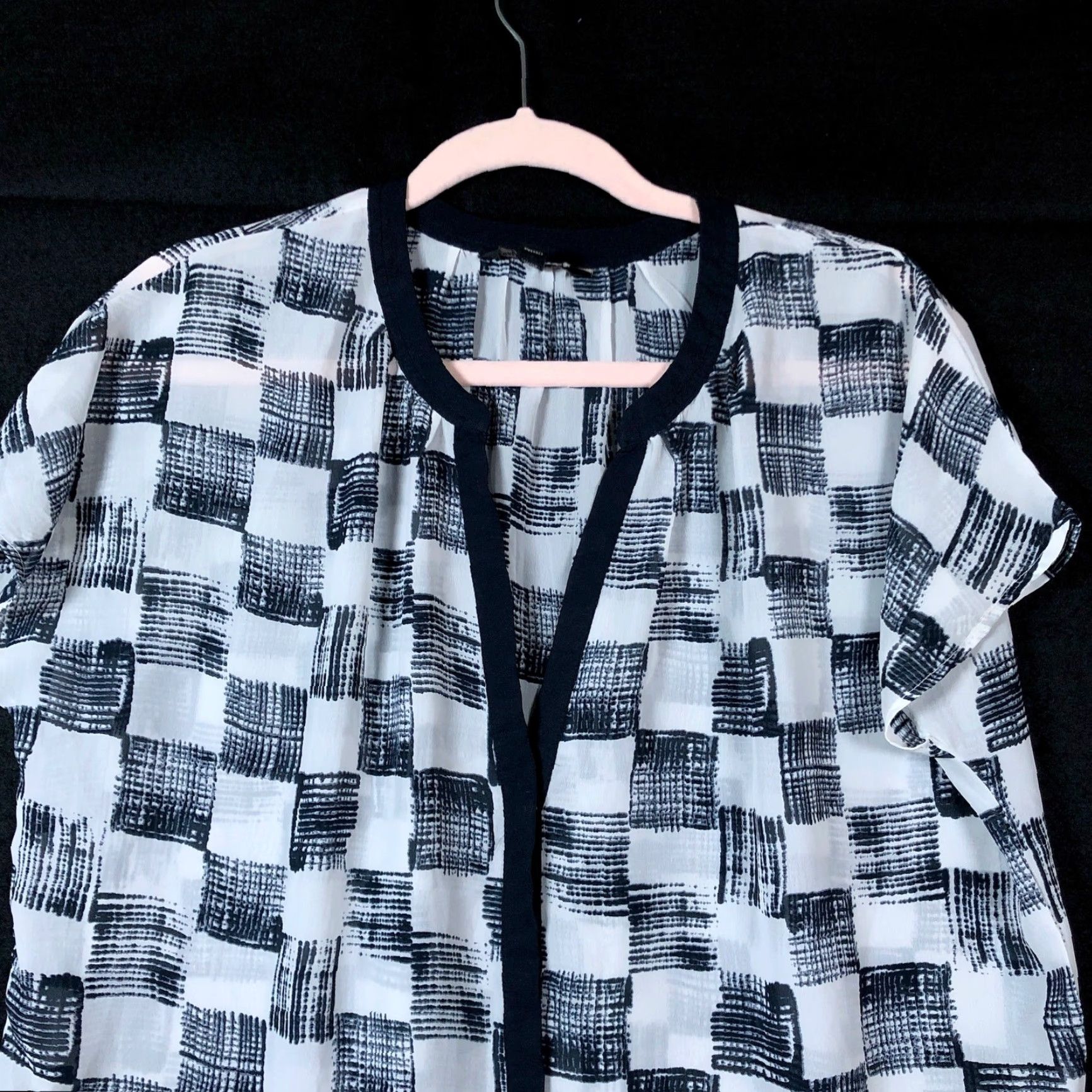Banana Republic Banana Republic Blouse White Navy V Neck Sheer Button Down XS Womens Shirt Short Sleeve Chiffon Size XS / US 0-2 / IT 36-38 - 2 Thumbnail