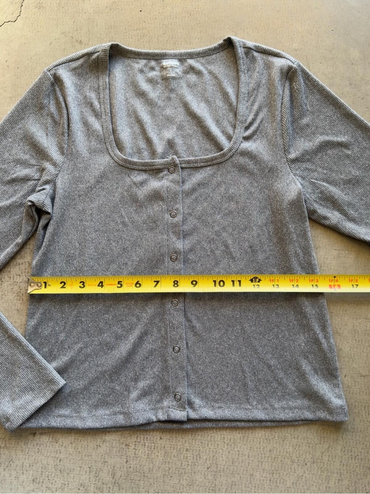 Express Express / Ribbed Snap Front Long Sleeve Crop Top / Gray Size S / US 4 / IT 40 - 3 Thumbnail