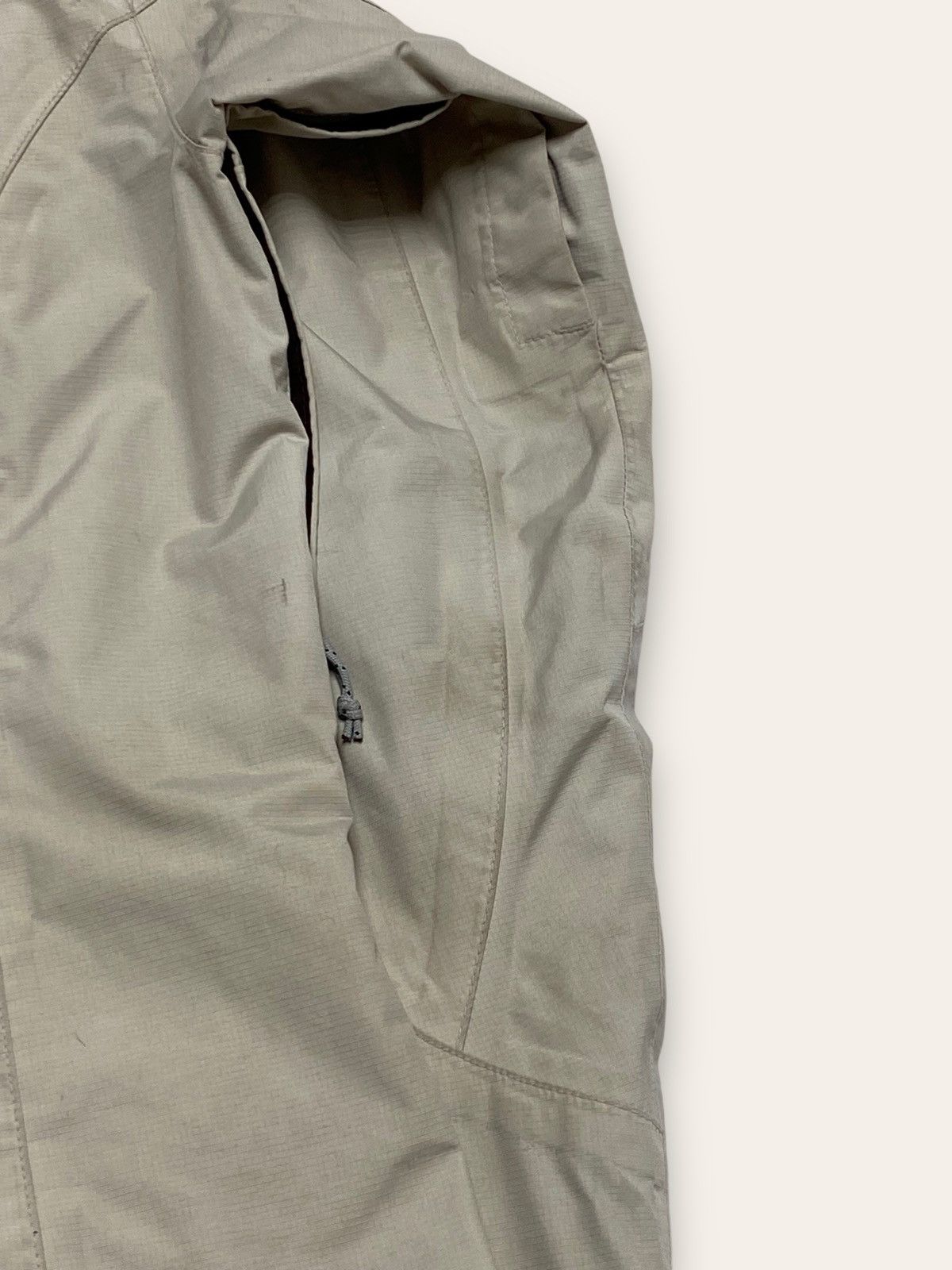 The North Face Vintage THE NORTH FACE Grey Waterproof Windbreaker Shell Size US M / EU 48-50 / 2 - 11 Thumbnail