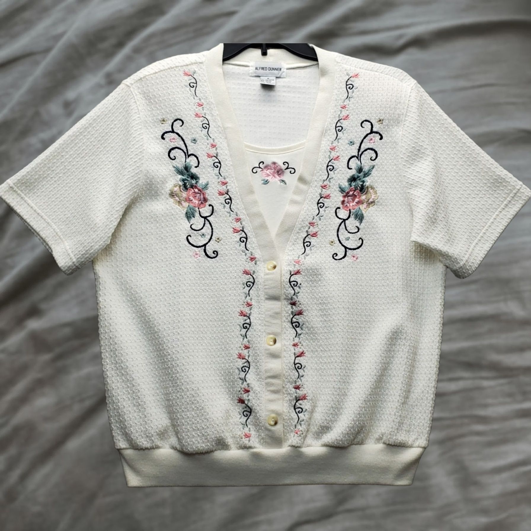 Vintage Alfred Dunner Sweater Womens M Tan Embroidered Floral Shoulder Pads Button Front Cardigan Knit Size M / US 6-8 / IT 42-44 - 1 Thumbnail