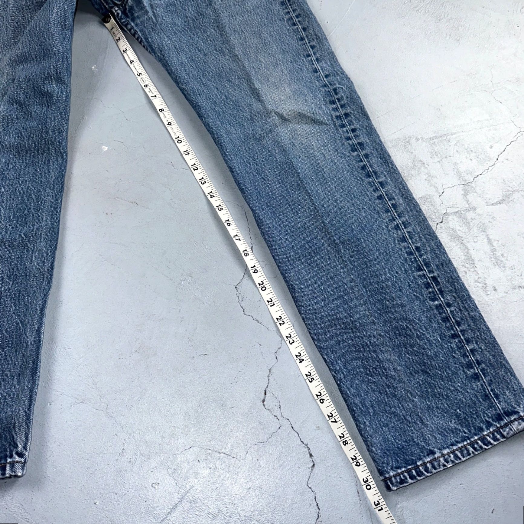 Levi's VINTAGE Levi's 501 Jeans Straight Men Blue Light Wash 35x34 Denim USA 90s 501 Series Slim Rise Mid Regular Inseam 34 Jeans Men II Size US 35 - 5 Thumbnail