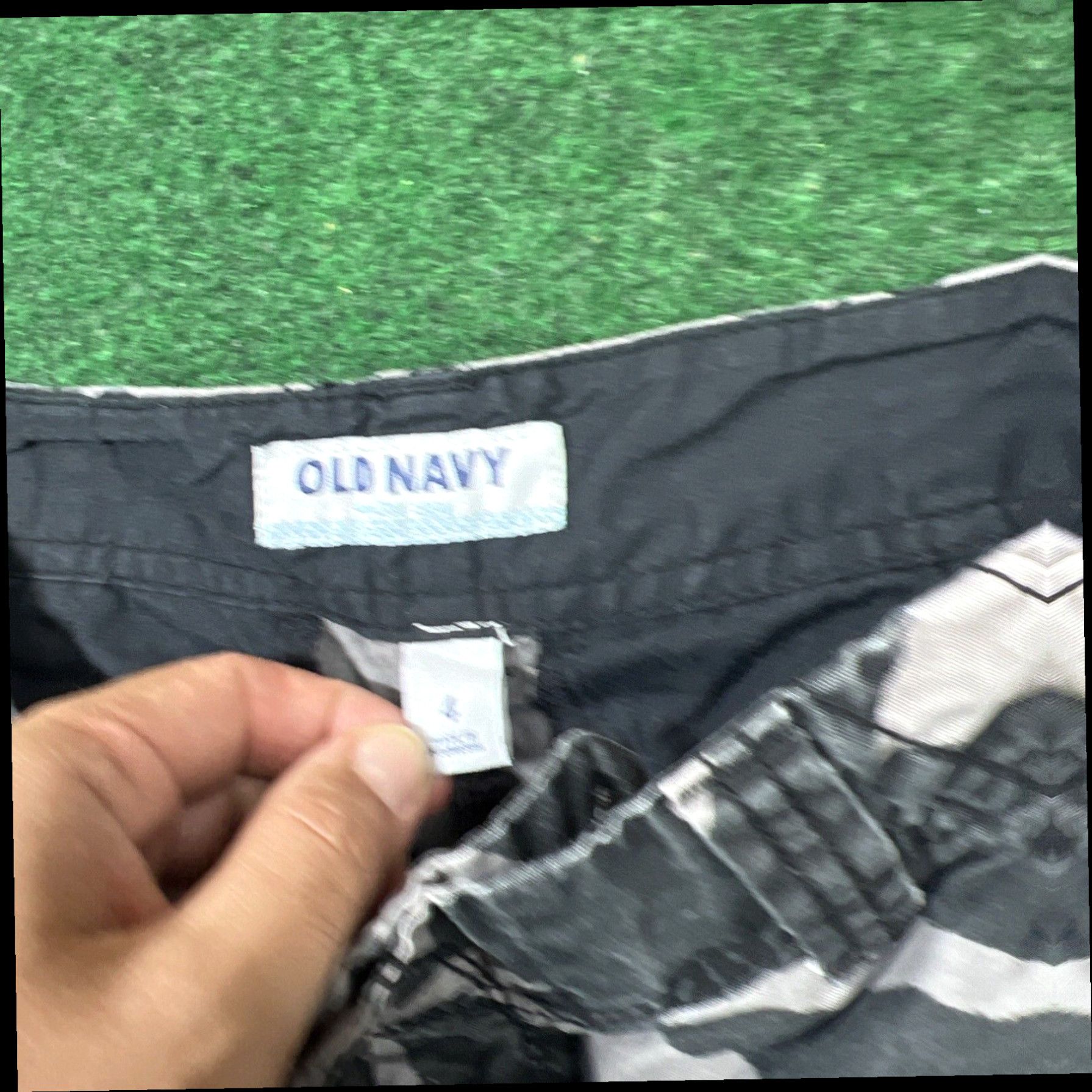 Old Navy Old Navy Women's Everyday Shorts, Black Floral, Size 4 Size 27" / US 4 / IT 40 - 5 Thumbnail