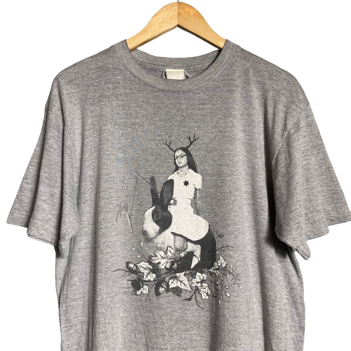 Vintage Vintage Goth Girl And Big Rabbit Photo Graphic Tee Size US L / EU 52-54 / 3 - 1 Thumbnail