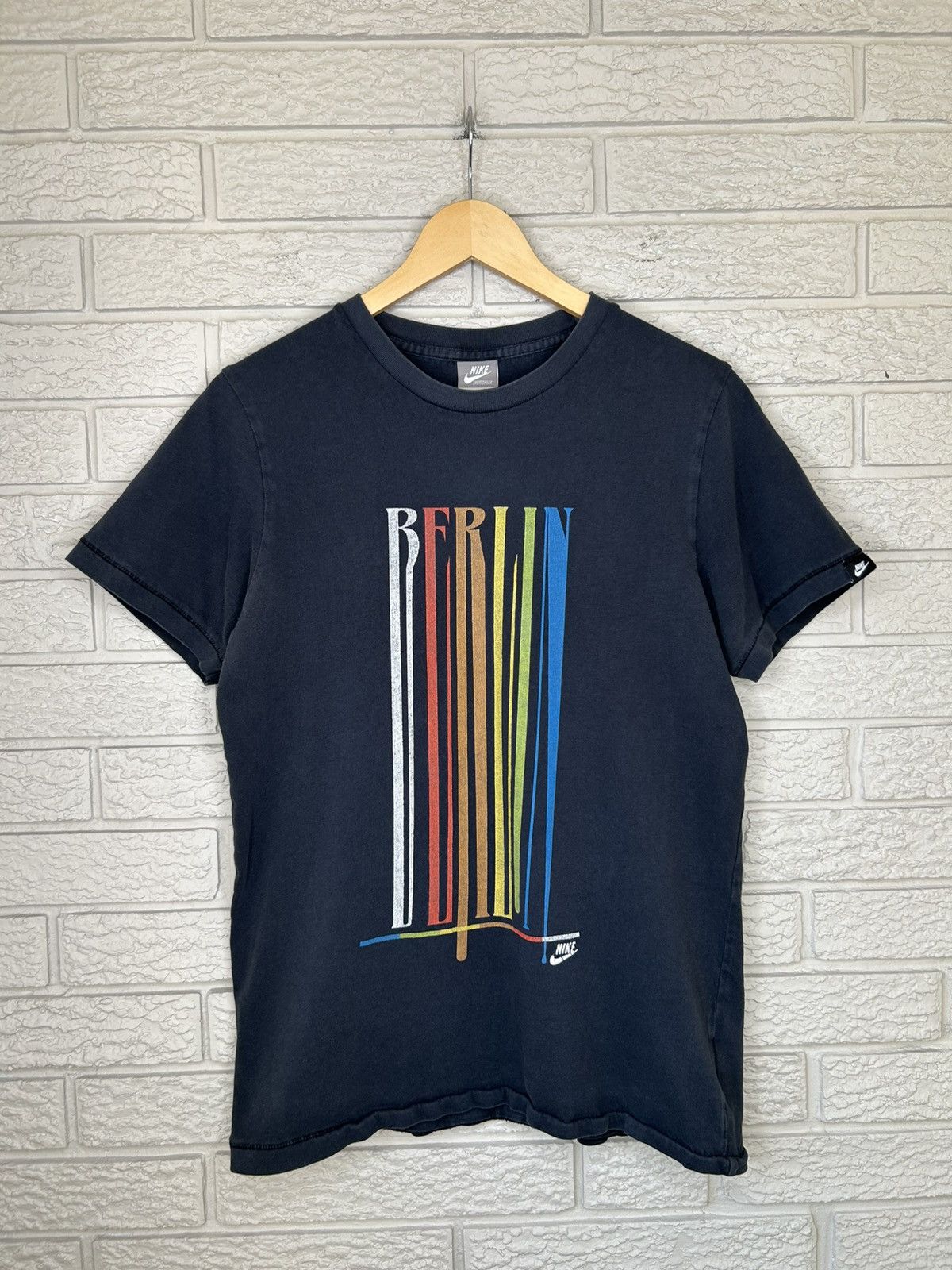 Nike Vintage Nike Berlin Germany Drip T Shirt Size US M / EU 48-50 / 2 - 1 Thumbnail